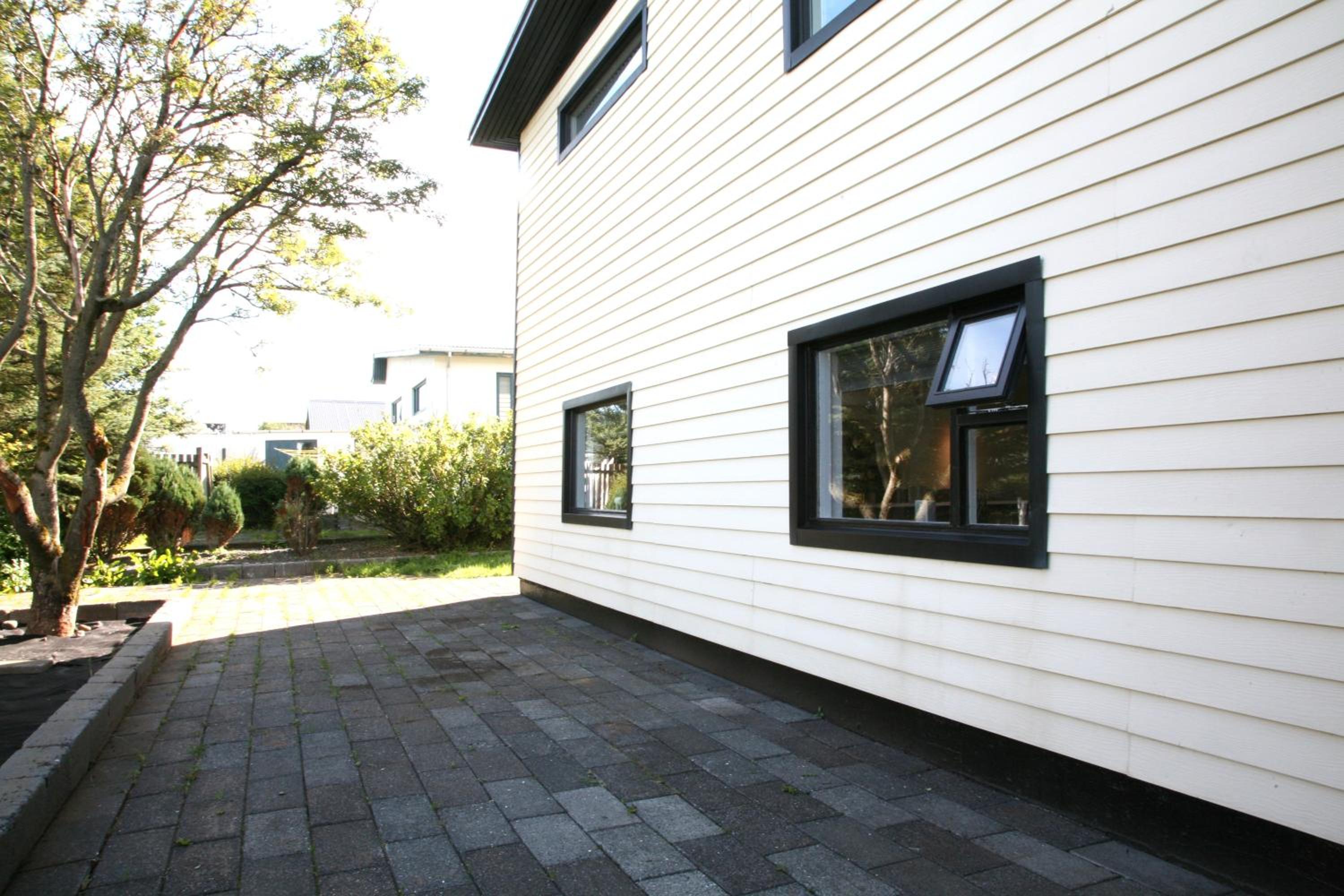 Spacious & refurbished 1 bedroom apartment in suburban Reykjavik