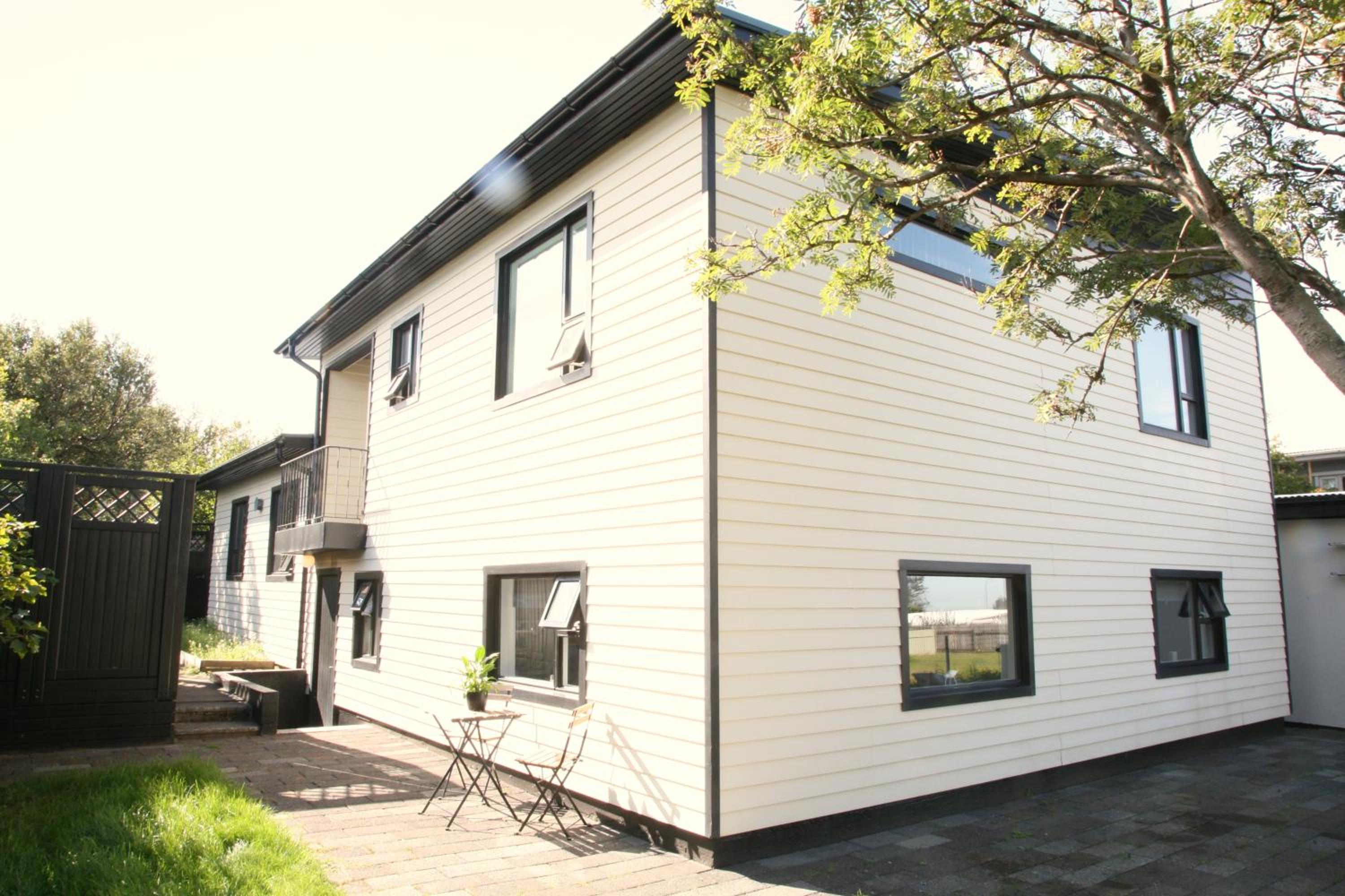 Spacious & refurbished 1 bedroom apartment in suburban Reykjavik