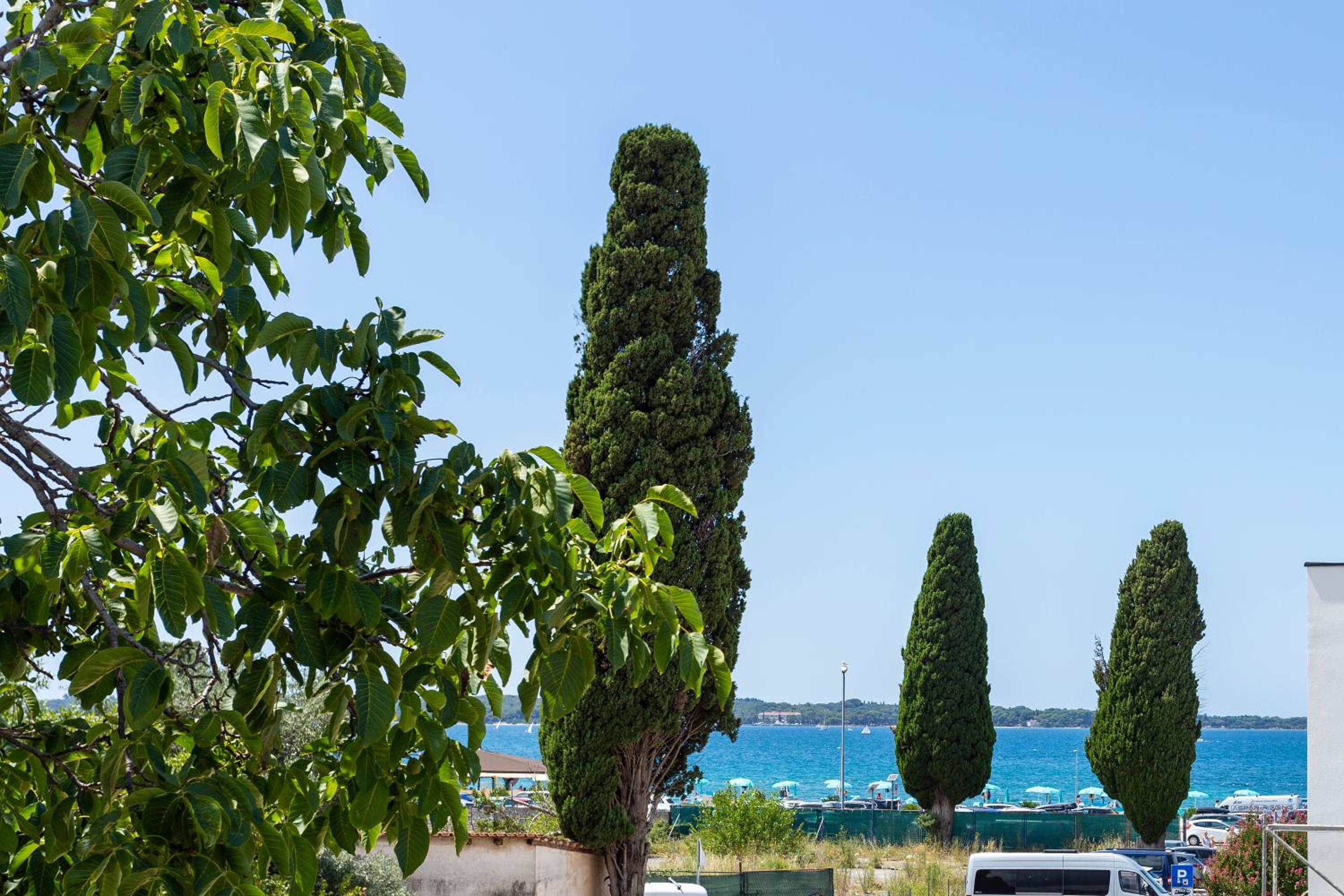 Modern holiday house near beach view 2