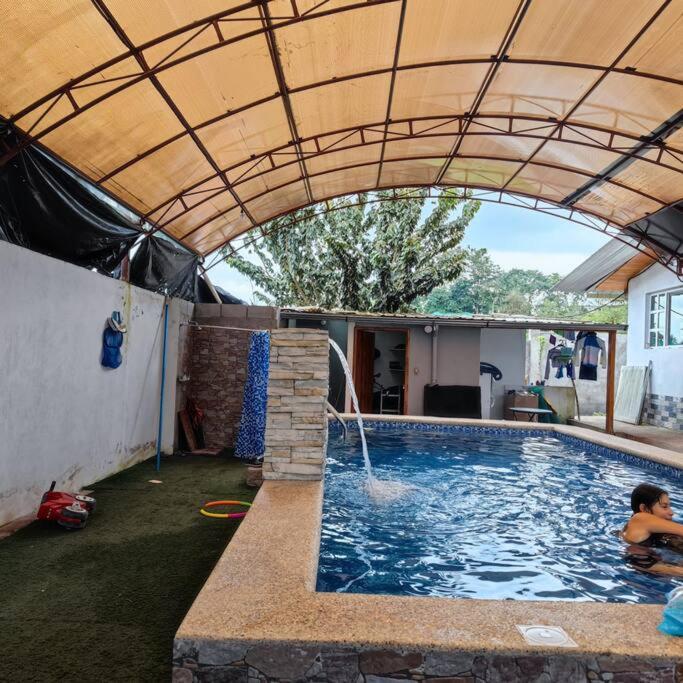 Casa con Piscina en Nanegalito