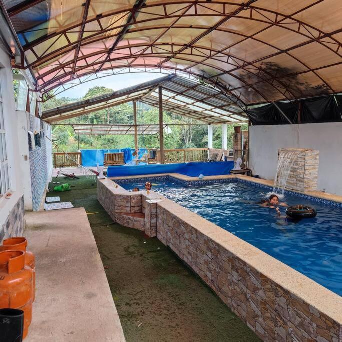 Casa con Piscina en Nanegalito
