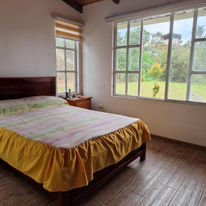 Casa con Piscina en Nanegalito