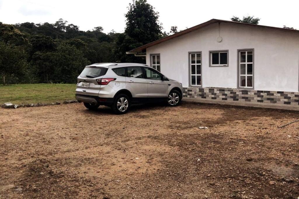 Casa con Piscina en Nanegalito