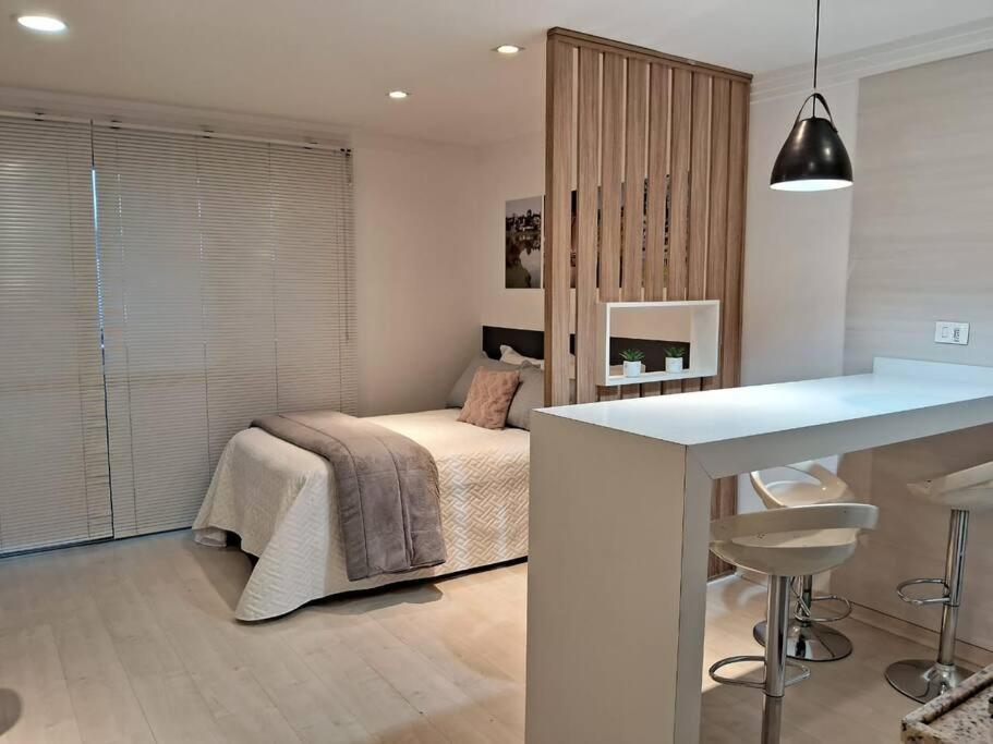 Lindo studio equipado em apartamento clube com academia e conforto no centro de Curitiba - MID Home