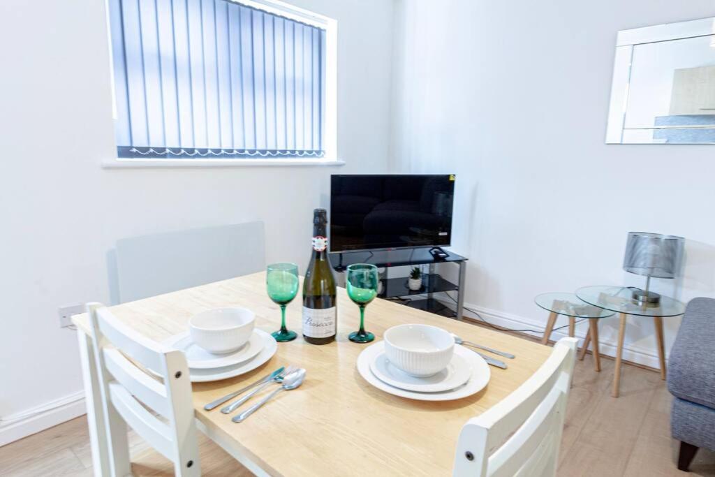 Manchester Vacations - Cosy  Fully Equipped Cottage in Swinton - Property Image 5