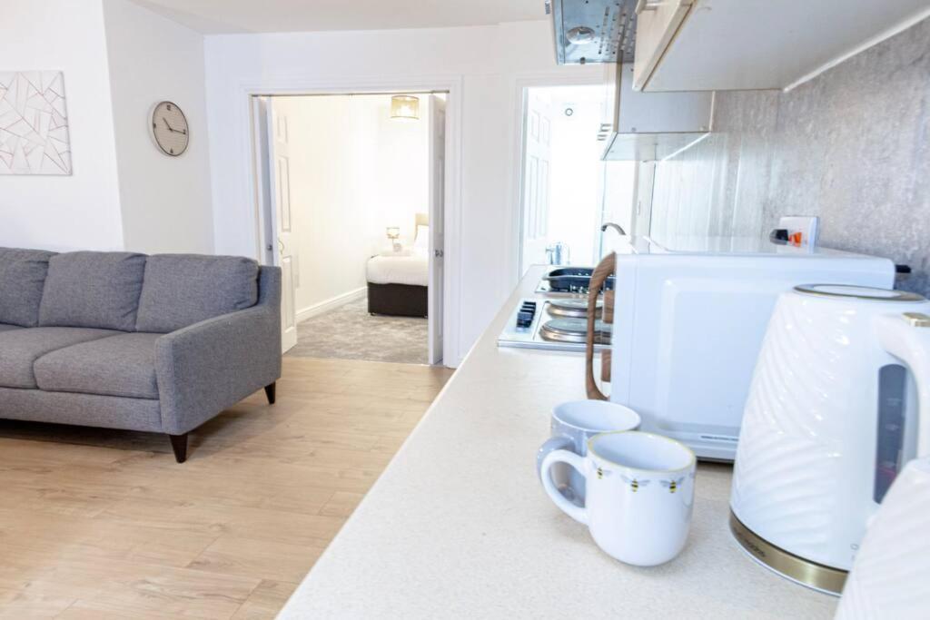 Manchester Vacations - Cosy  Fully Equipped Cottage in Swinton - Property Image 4