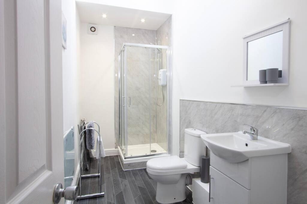 Manchester Vacations - Cosy  Fully Equipped Cottage in Swinton - Property Image 3