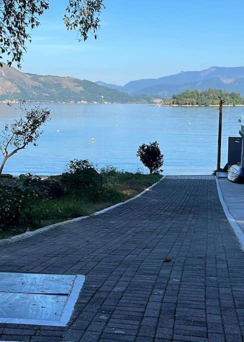 Casa Laranja em Condomínio Pé na Areia