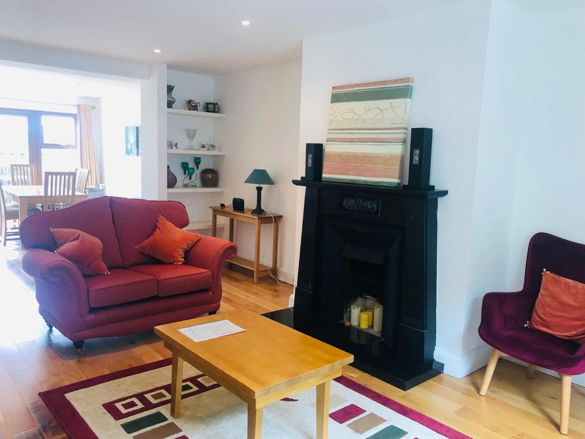 Modern home with 3 bedrooms and 3 bathrooms in Kenmare town view 3