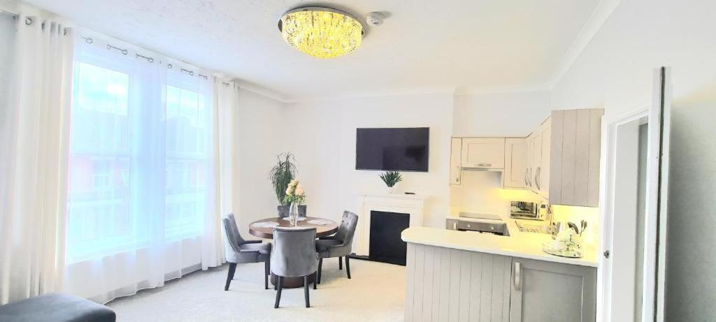 3 bed flat 15 min walk from the sea with parking