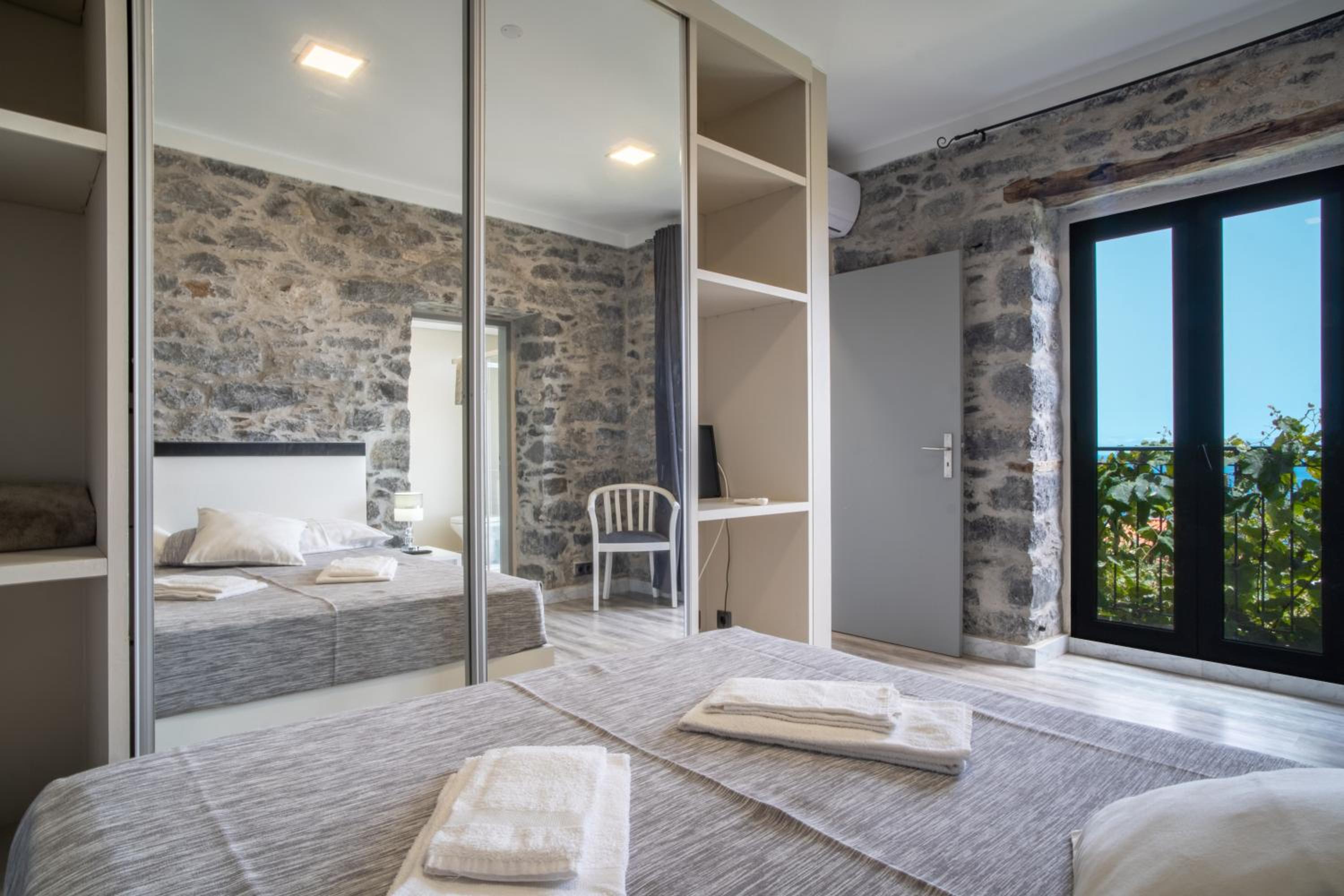 Madeirense Villa in Santa Cruz view 5