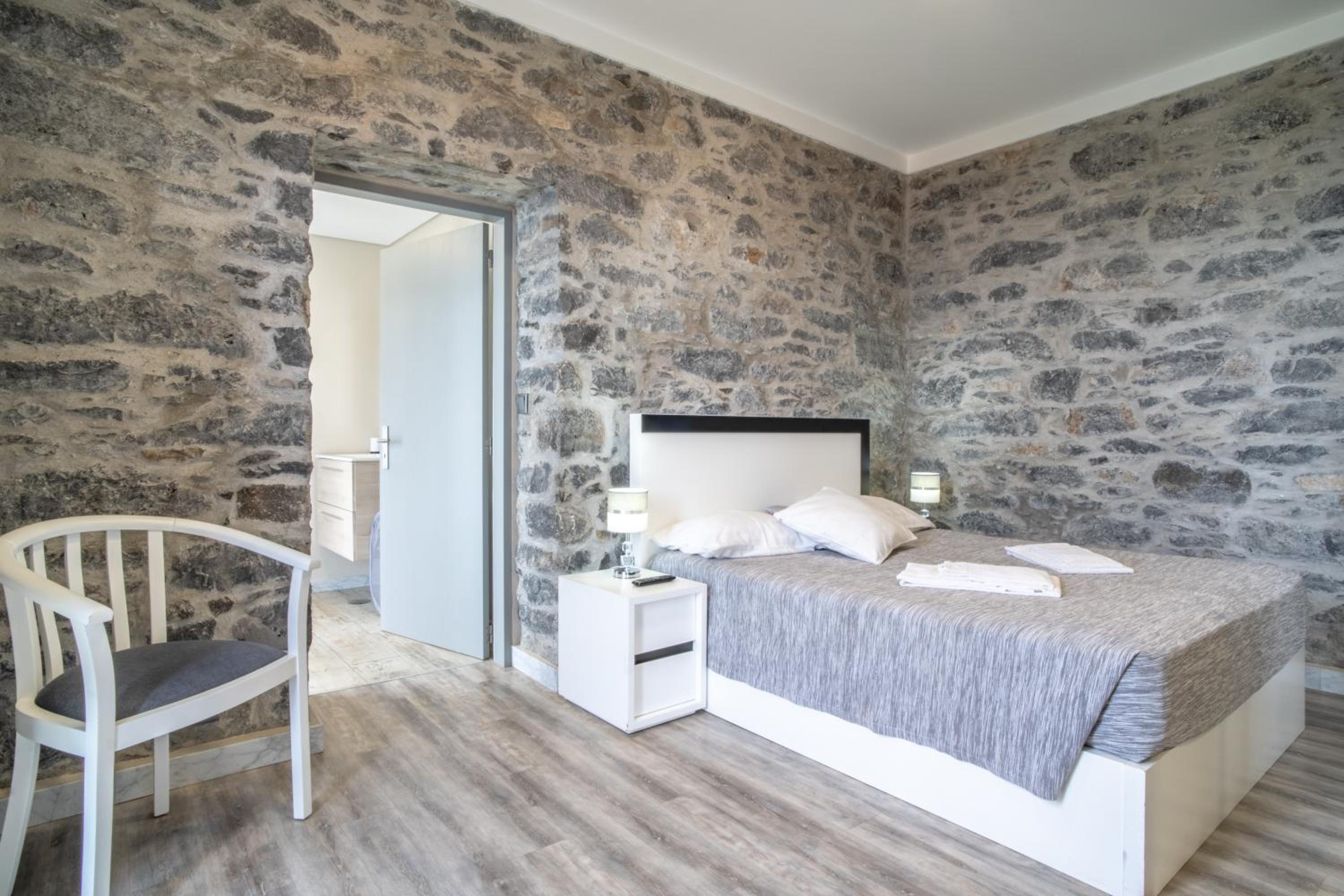 Madeirense Villa in Santa Cruz view 4