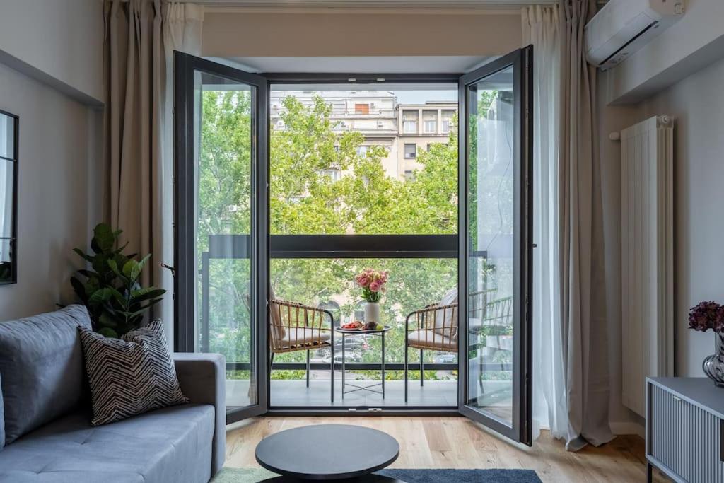 Sunny 2BR Flat - Top Location - 3 Balconies