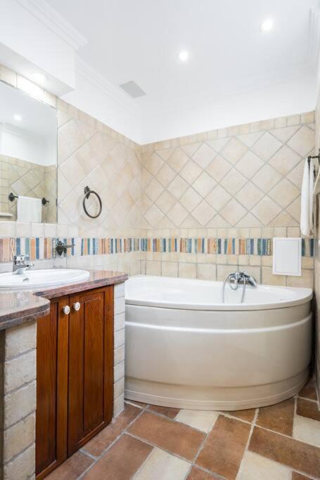 Classy Queen Elisabeth - 2BR Apartment view 2