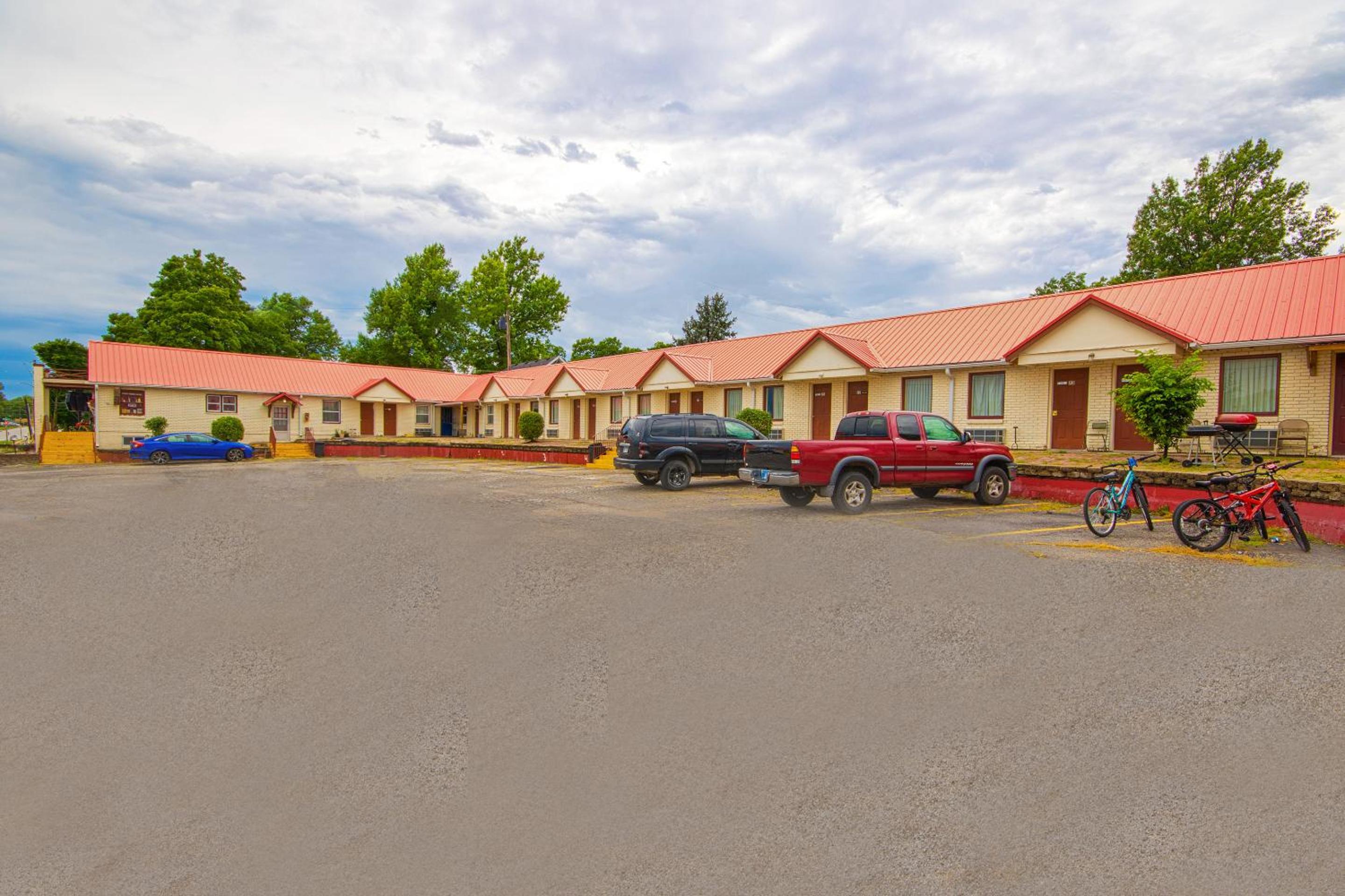 Sunflower Motel Hiawatha By OYO view 4
