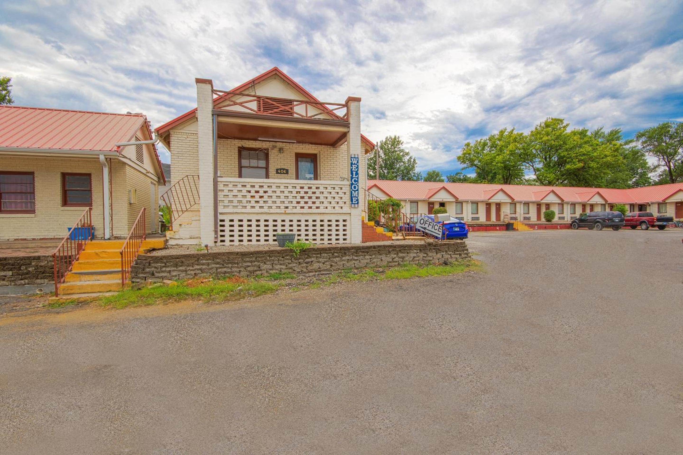 Sunflower Motel Hiawatha By OYO view 3
