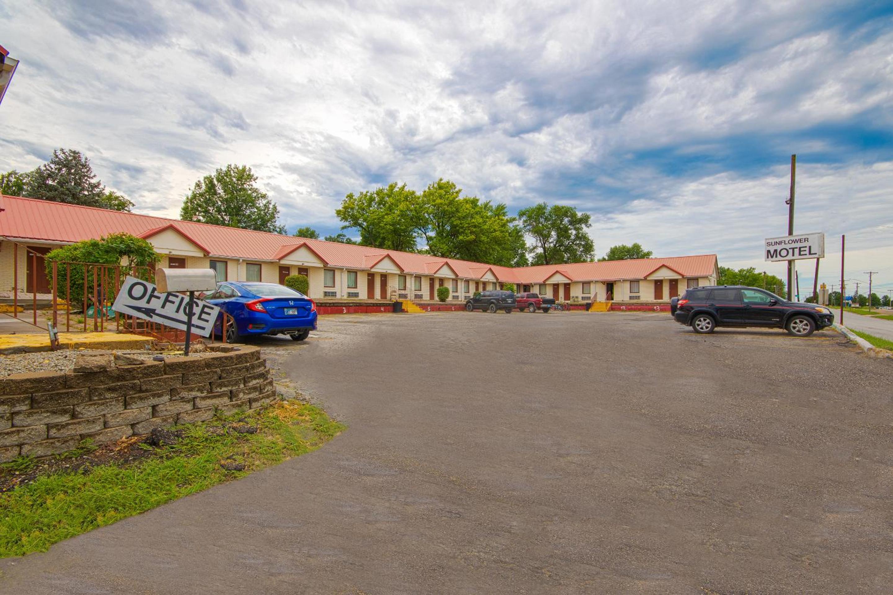 Sunflower Motel Hiawatha By OYO view 2