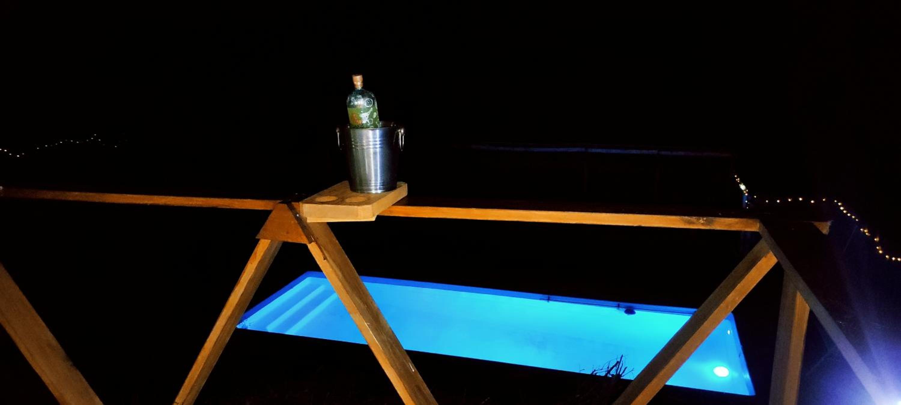 Privada con Piscina y Tinaja.