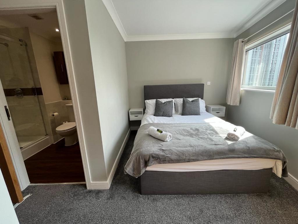 Ultra-Luxury City centre 2 bed apartment, with FREE parking