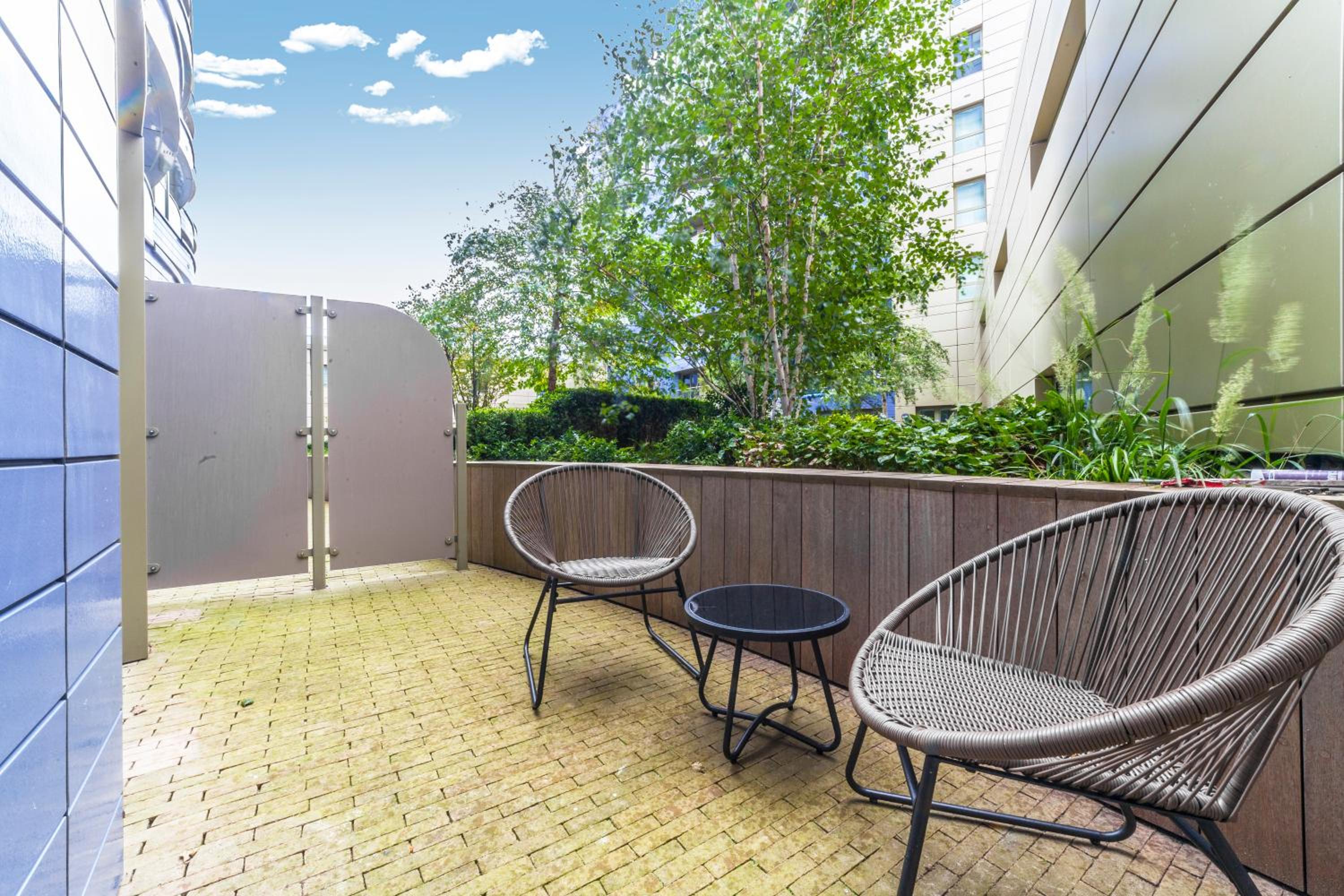Bright & Cozy 1 BDR Apt wCharming Private Terrace