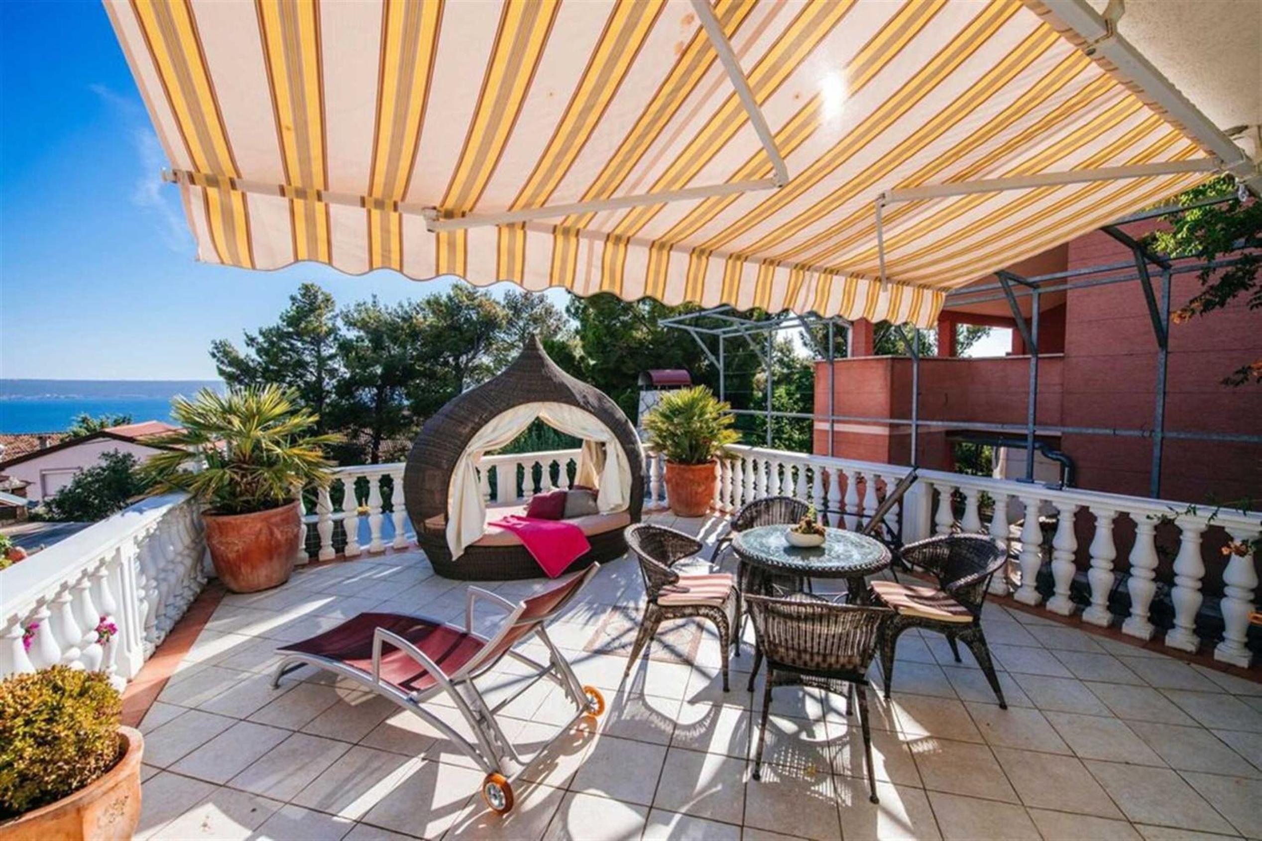 Rustical Vila VERDE with traditional Tavern & Pool view 2