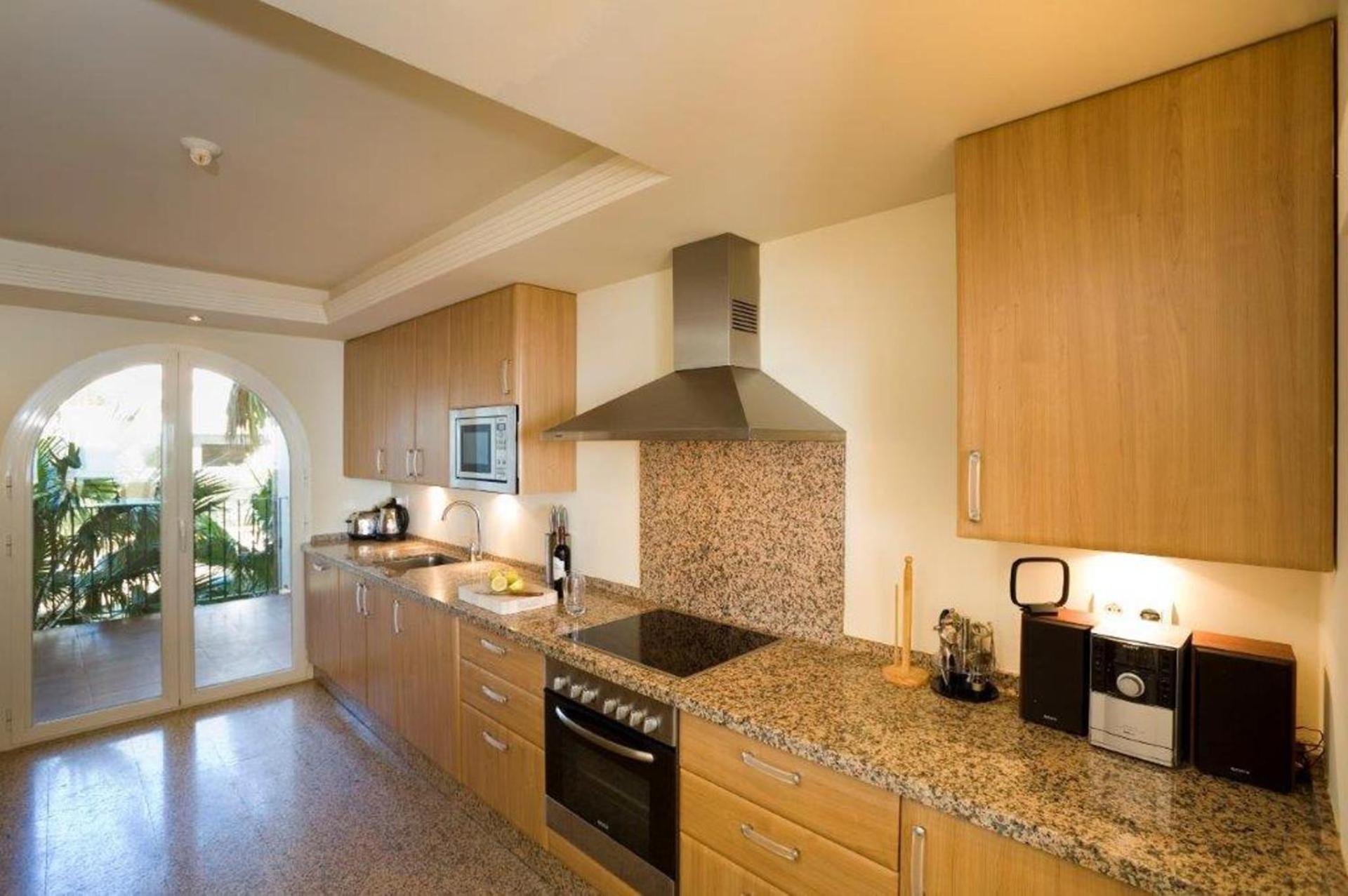 Immaculate 3-Bed Penthouse- Stunning Views view 5