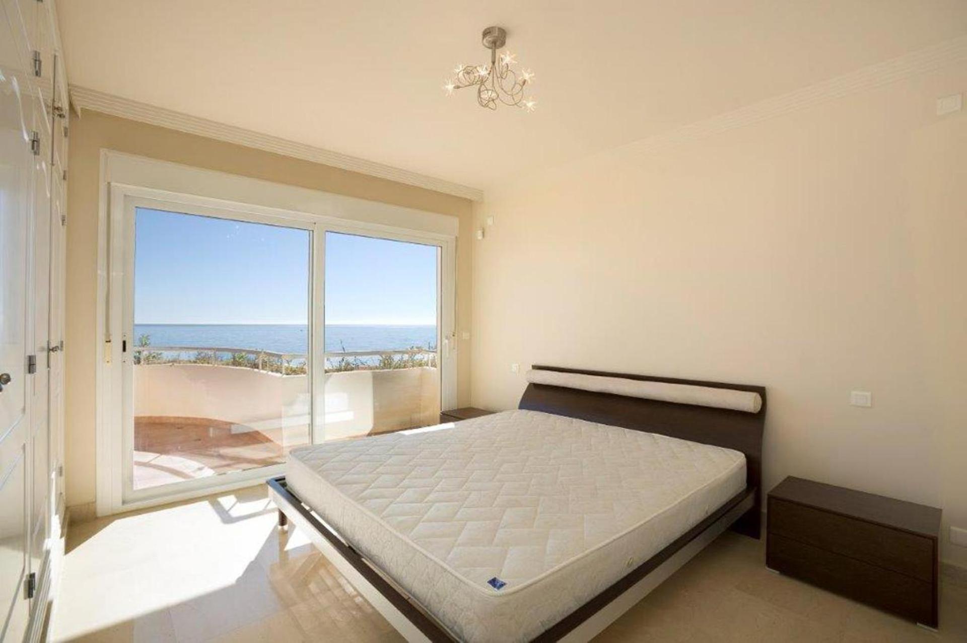 Immaculate 3-Bed Penthouse- Stunning Views view 4