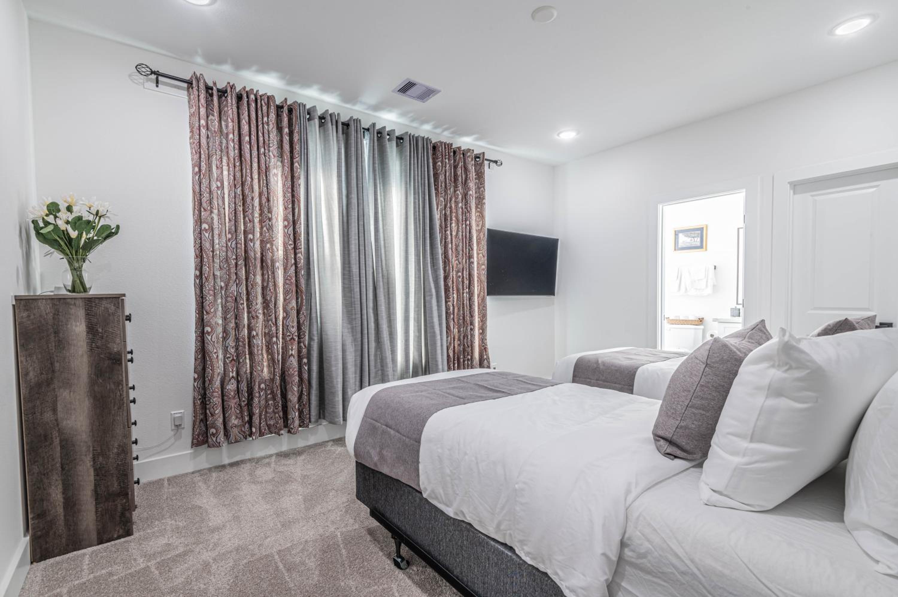 Luxury Haven near Dwtn, Med CTR, with Fast Free WiFi, Parking view 2