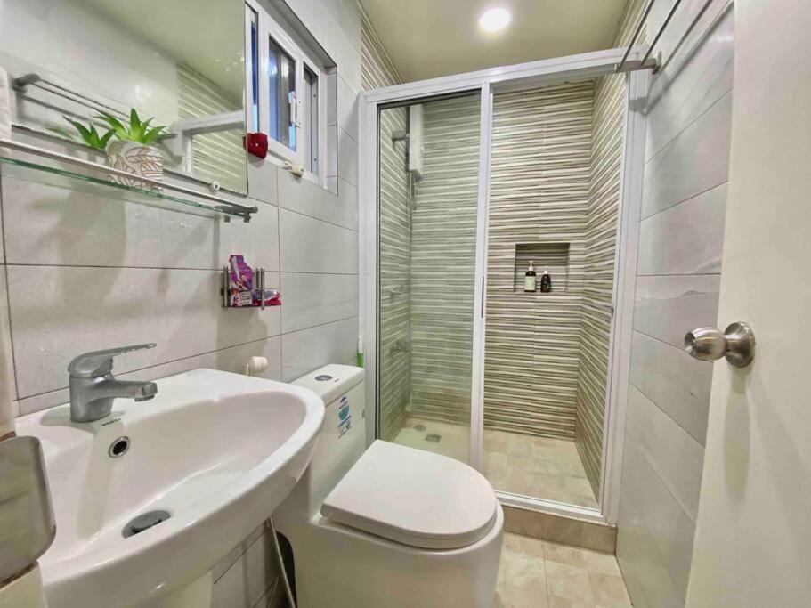 Baguio Green Valley Hideaway l PetFriendly, Free WiFi, Parking & Views view 3