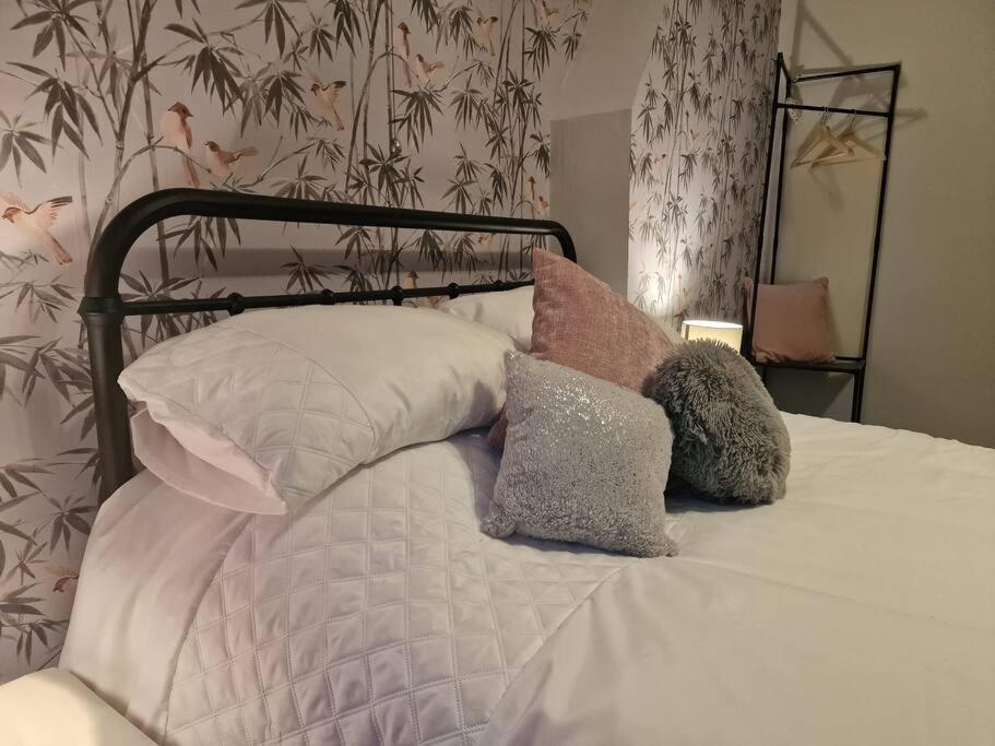 4 bed charming, Family-friendly cottage 1694 view 2