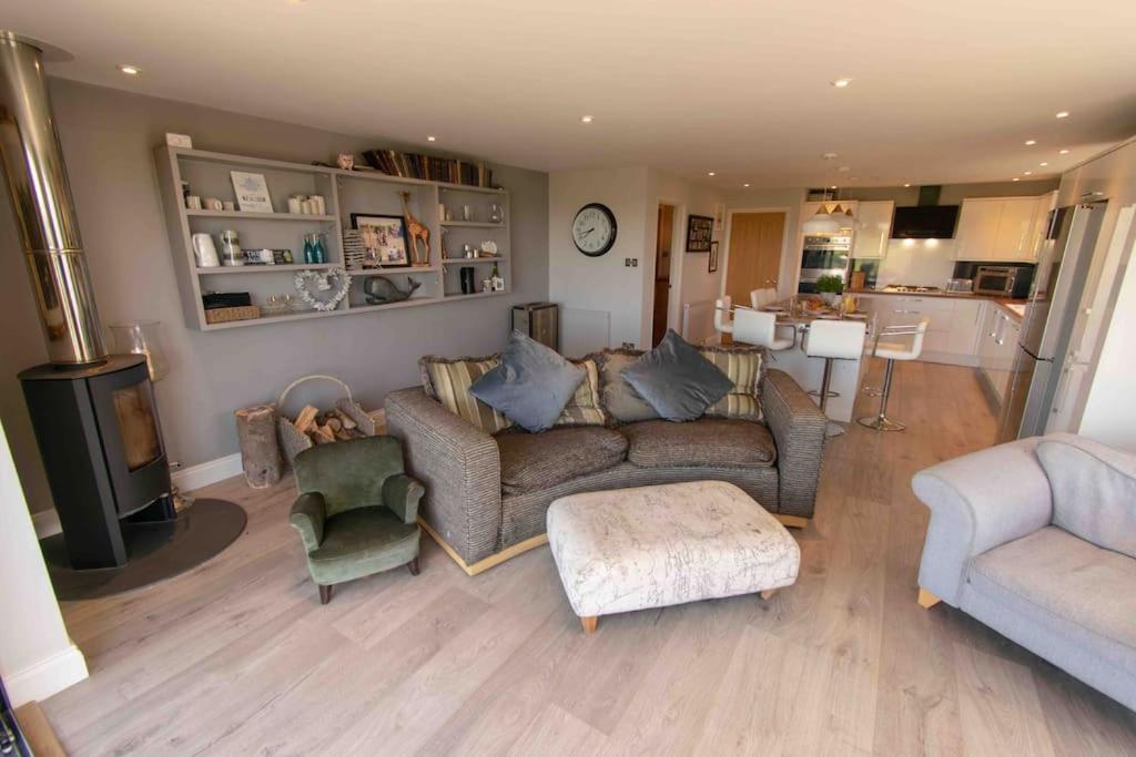Gorgeous 3 bed house with sea views and hot tub view 2