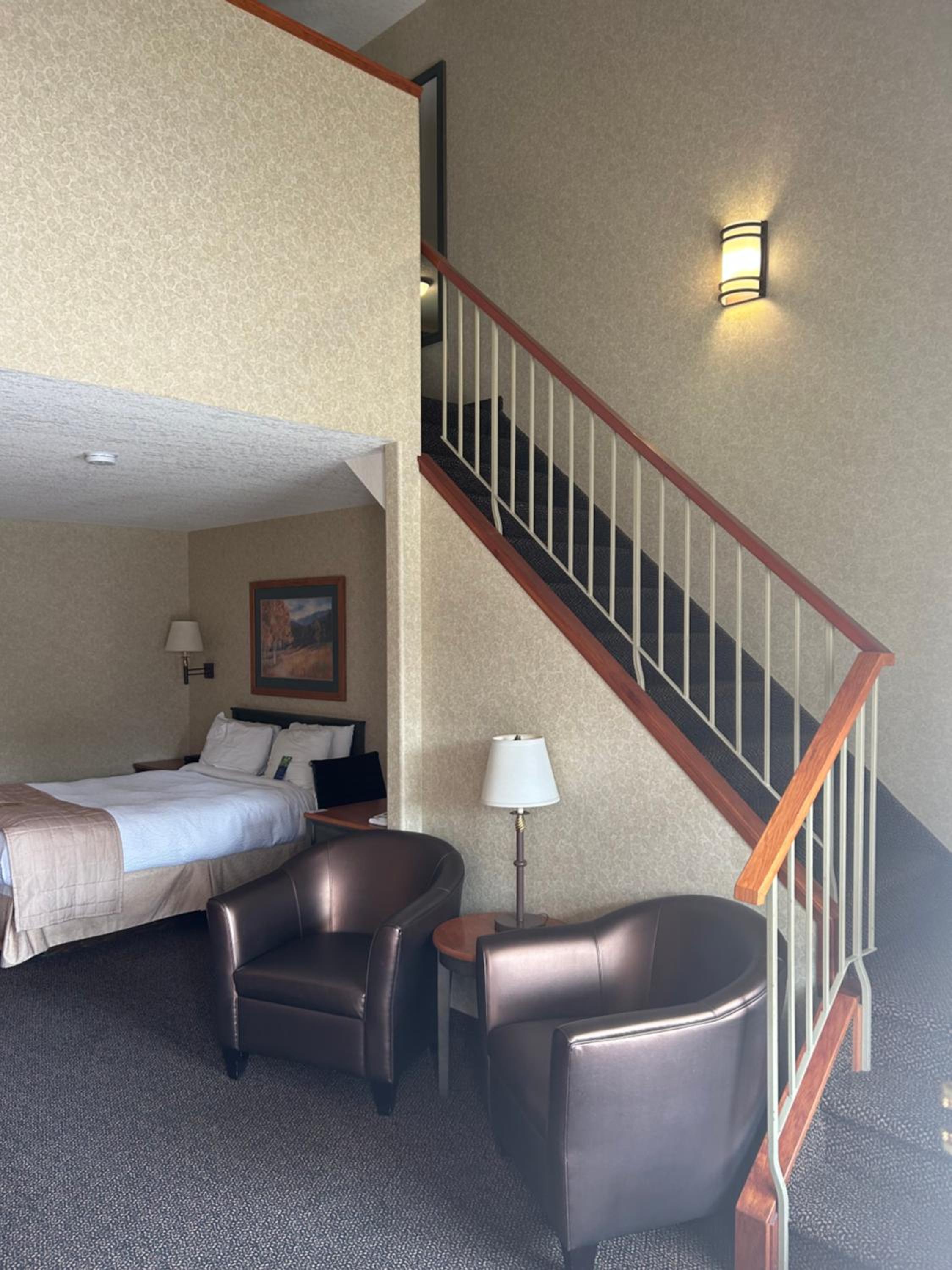 Hinton Vacations - Lakeview Inns  Suites - Hinton - Property Image 1