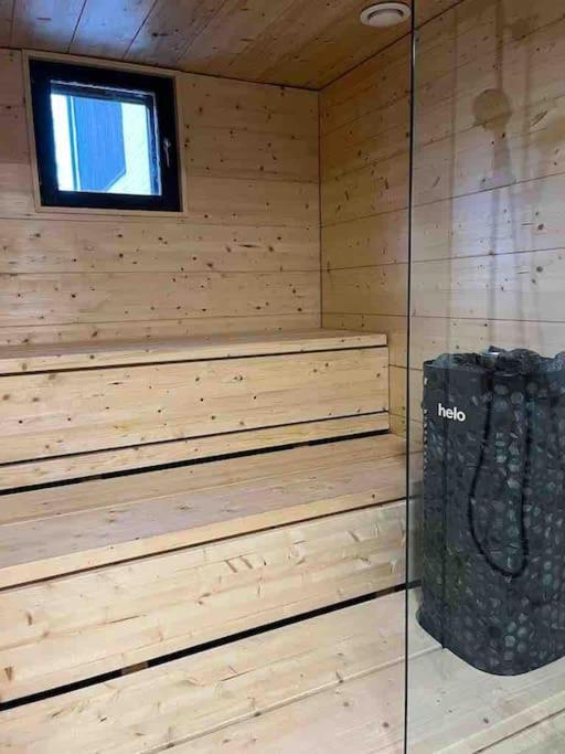 Ihastuttava uniikki huoneisto porealtaalla