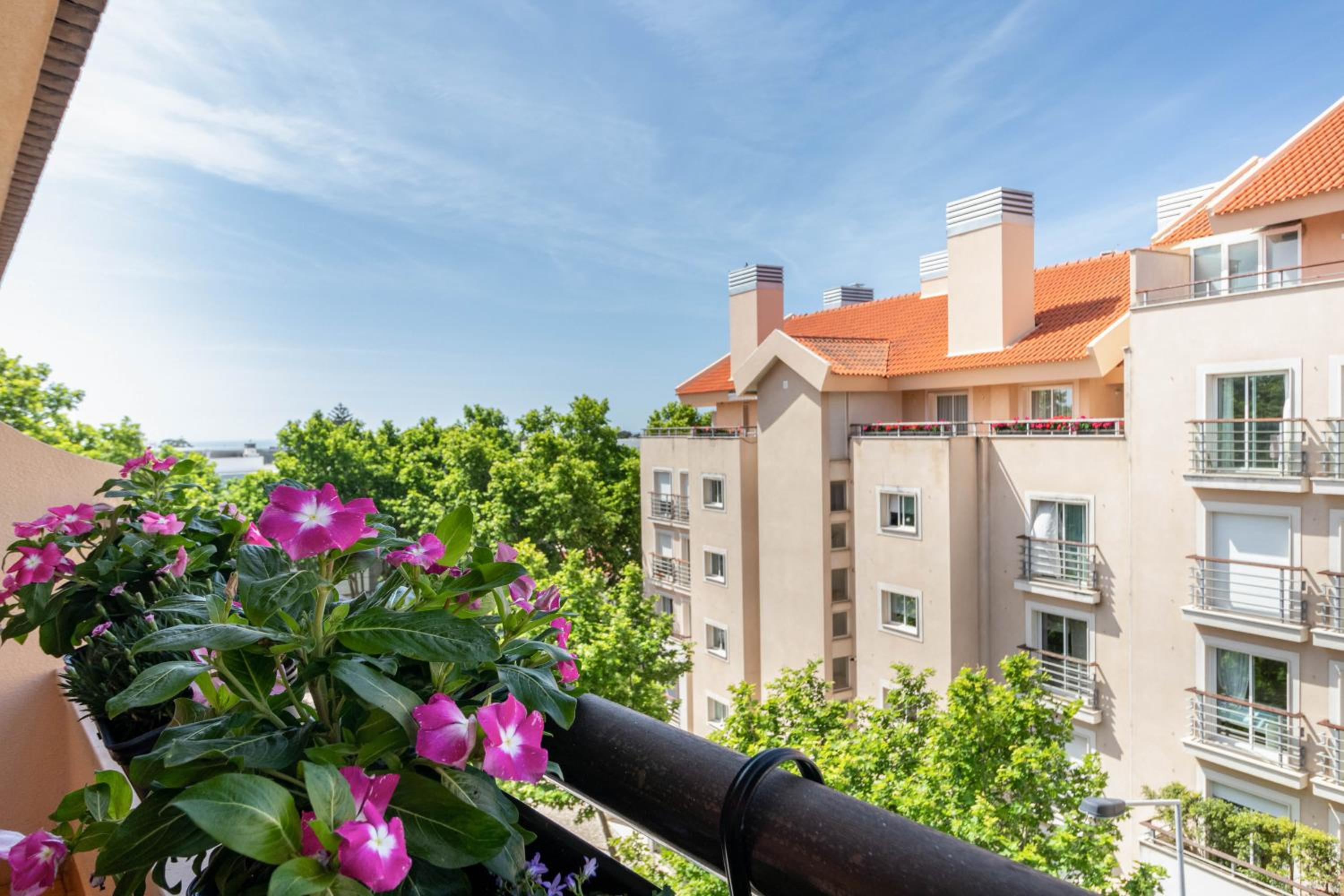 Central Cascais Apartment with private parking view 3