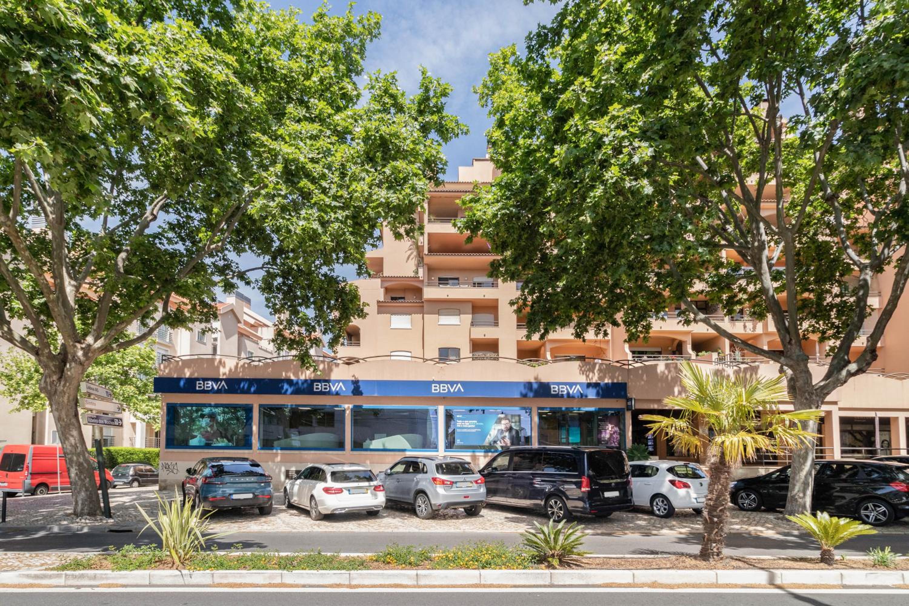 Central Cascais Apartment with private parking view 2