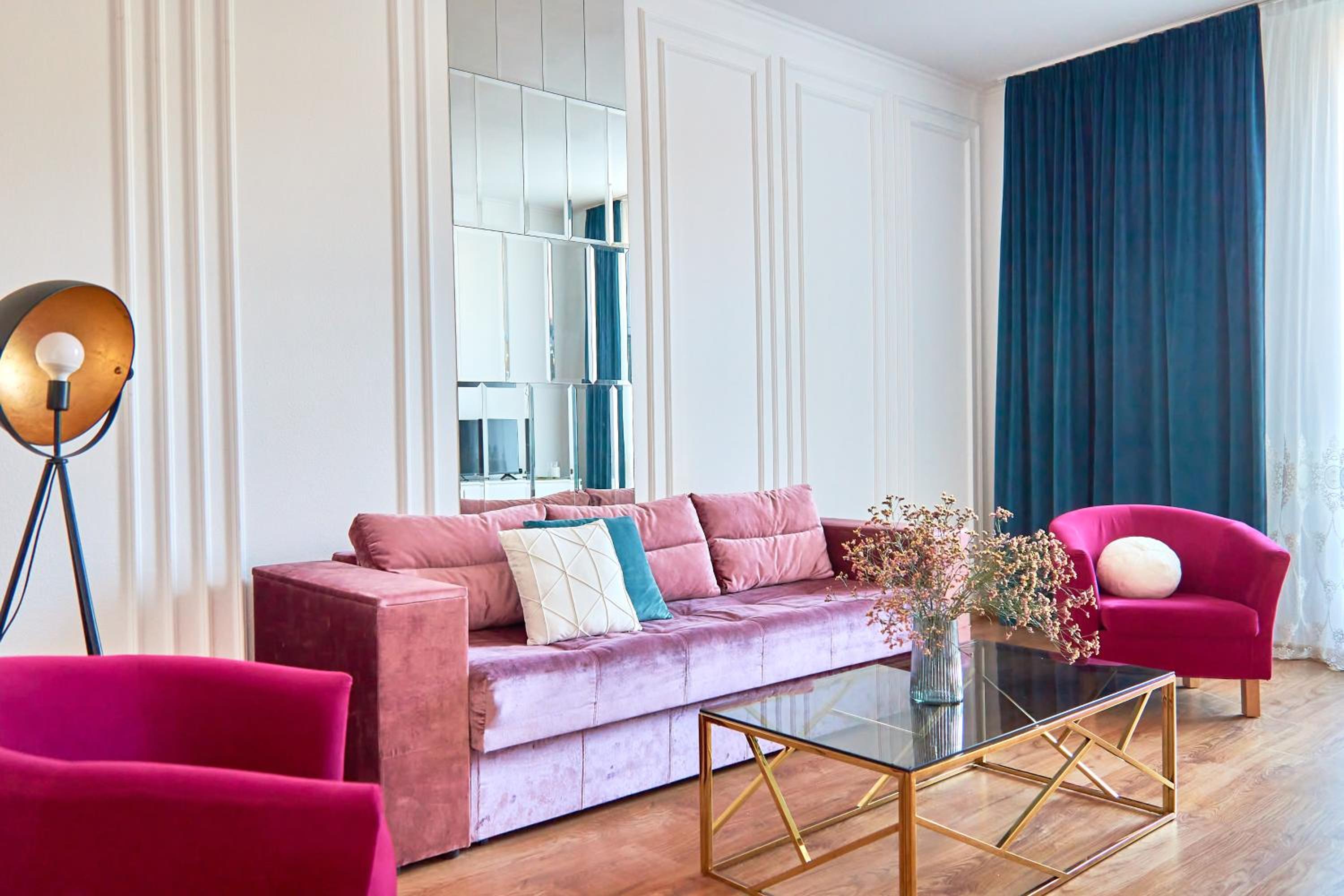 Elegant Lux Apartment in central square view 4