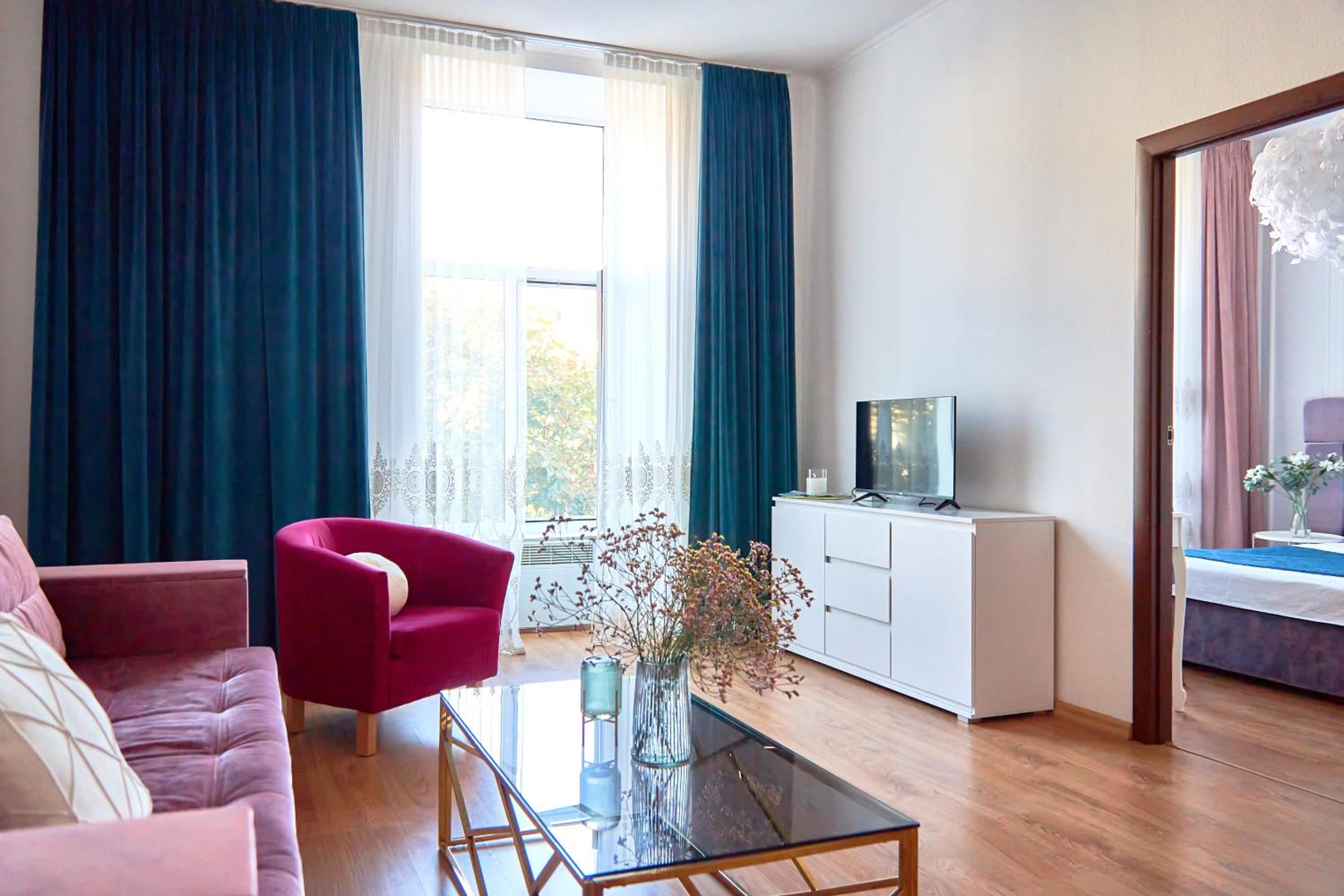 Elegant Lux Apartment in central square view 2