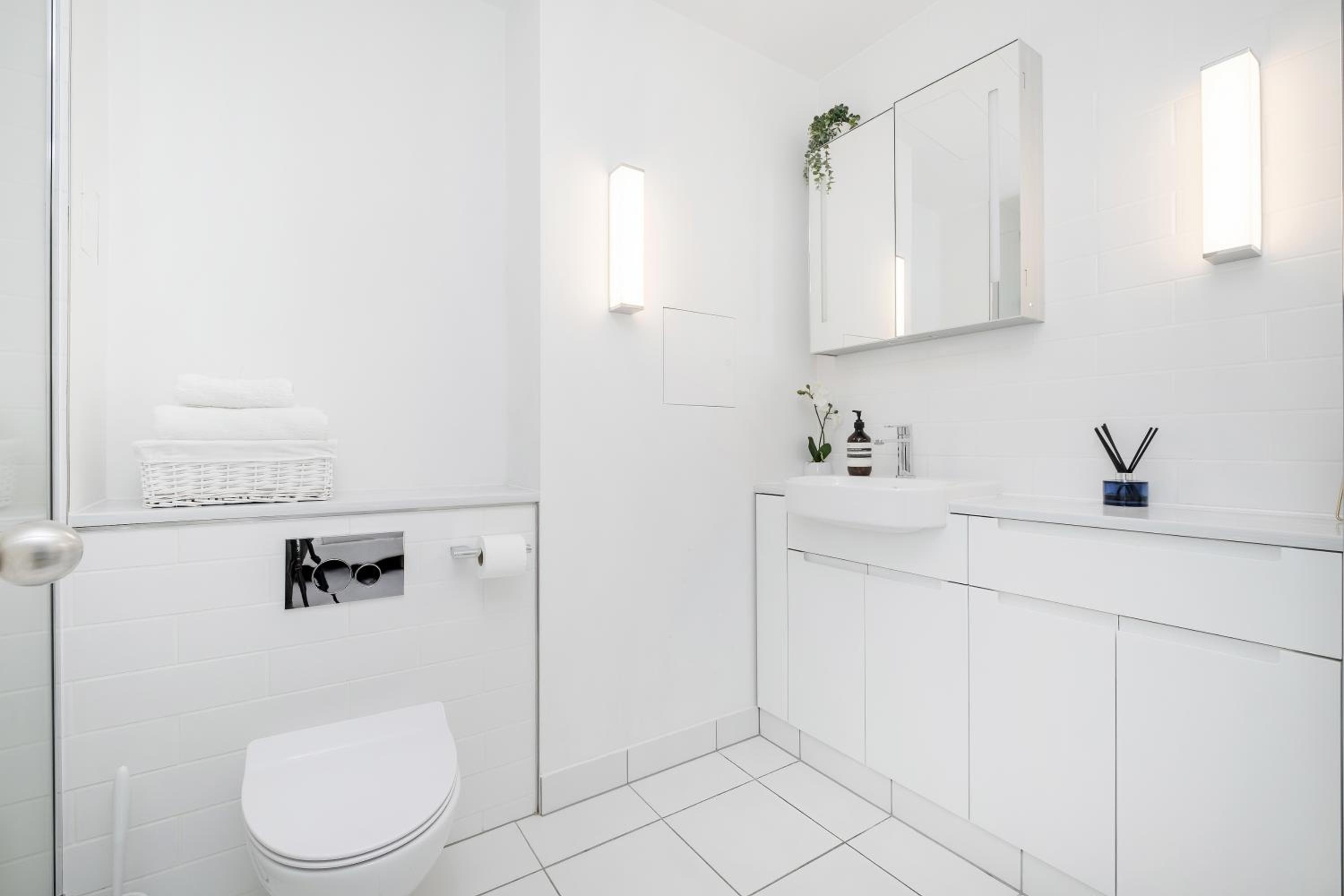 Luxury Central Mayfair Townhouse with A/C 3BR 3BA