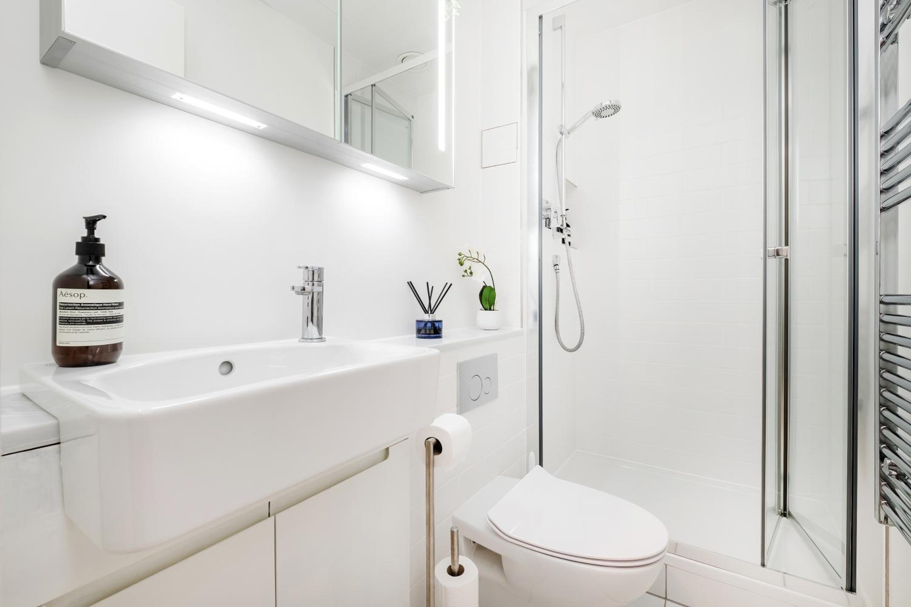 Luxury Central Mayfair Townhouse with A/C 3BR 3BA