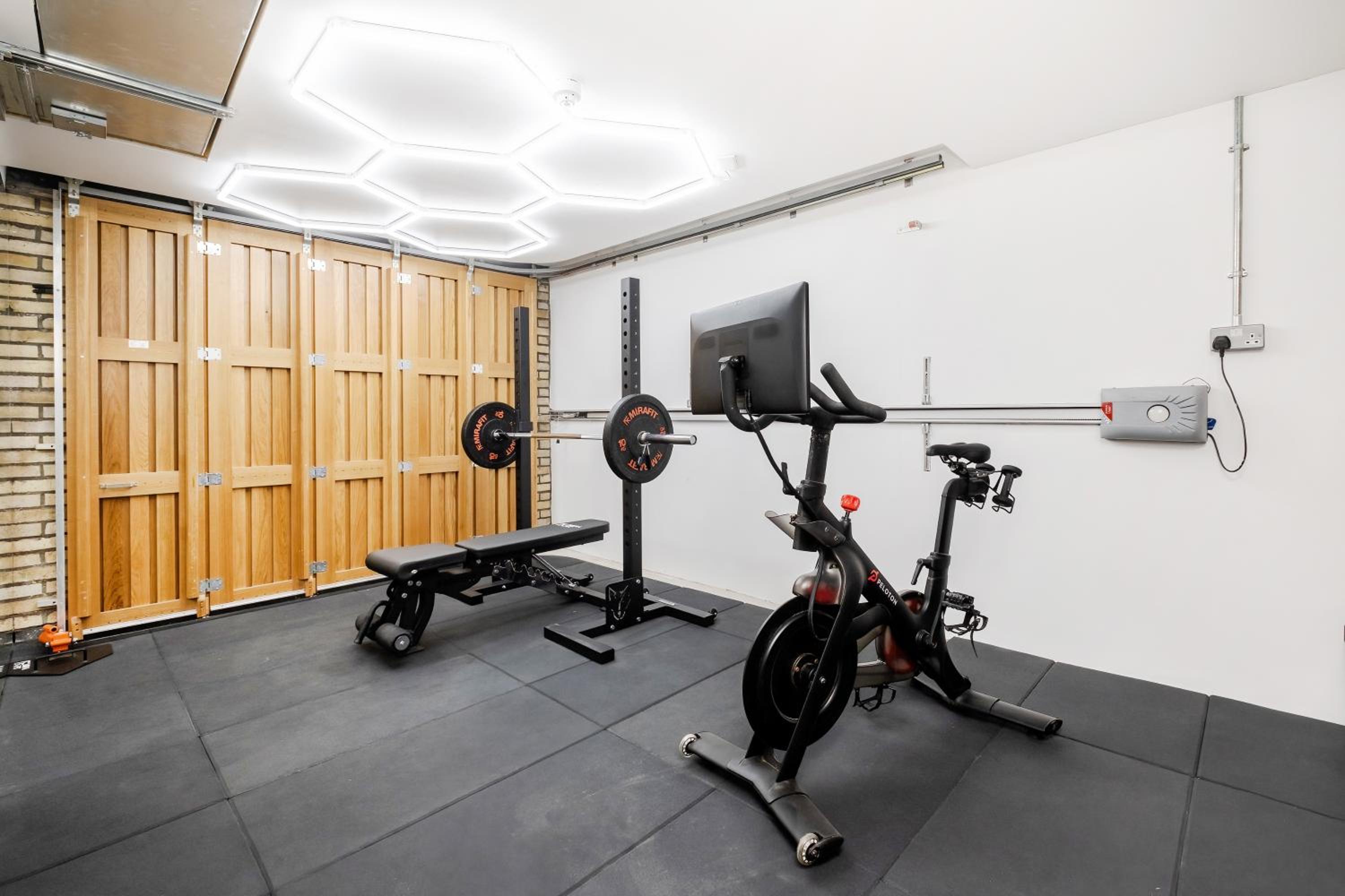 Luxury Central Mayfair Townhouse with AC 3BR 3BA