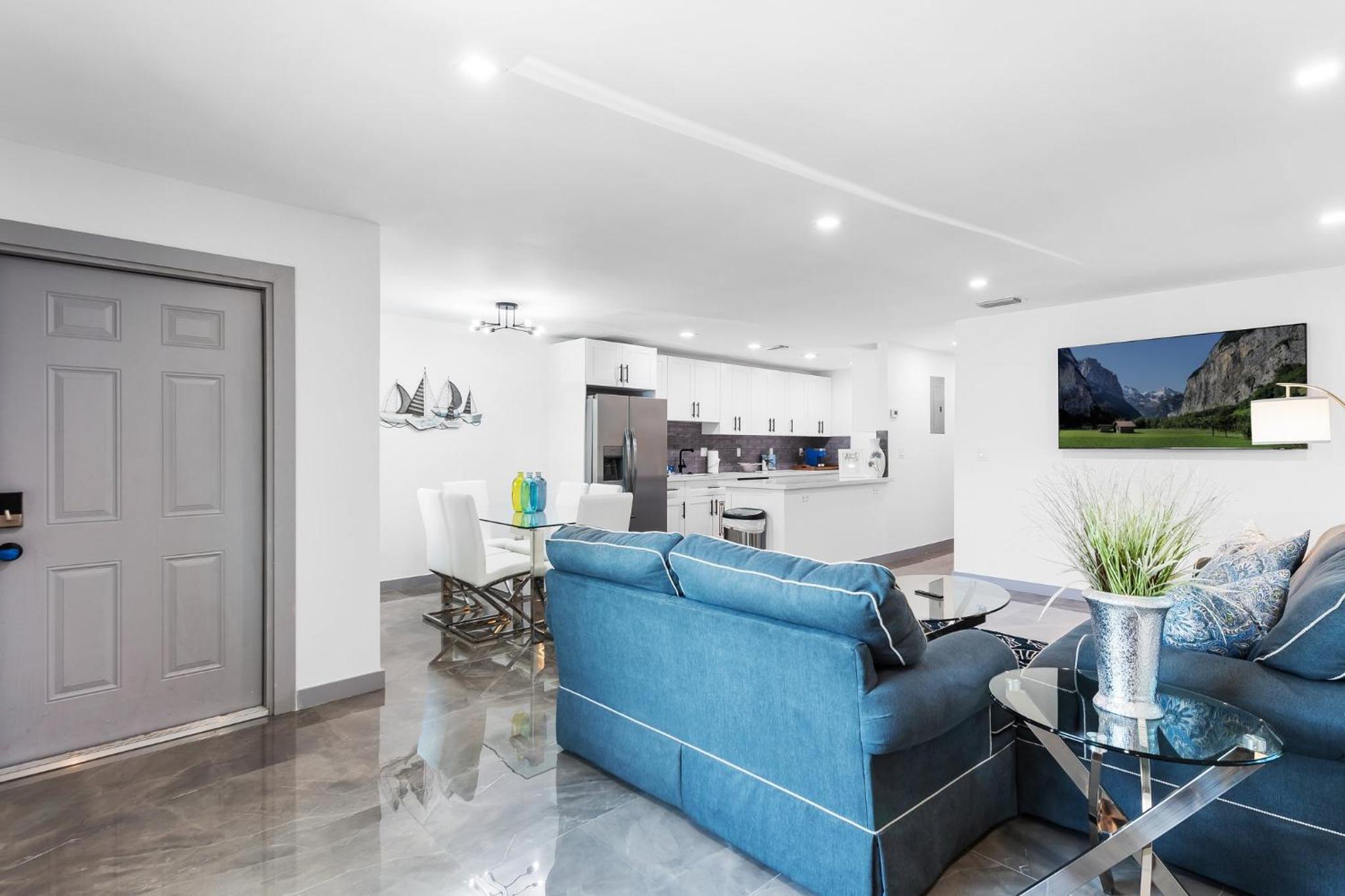 Duplex Renovated Newly Furnished Spacious 2 Miles to Las Olas Riverfront Entertainment District 4 Miles to Beach view 5