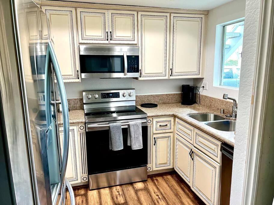 King Bed - Condo in Irvine, photo 40