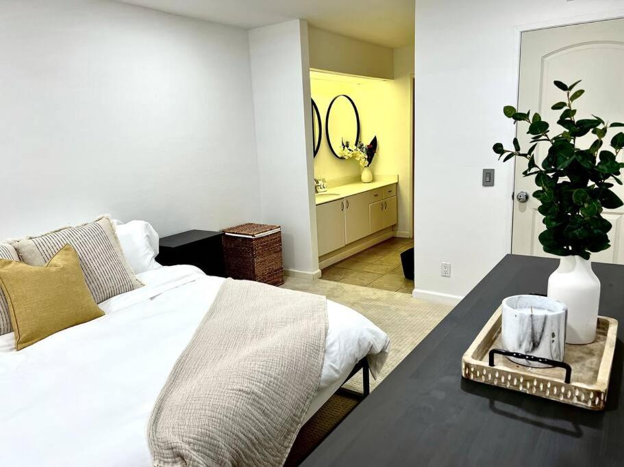 King Bed - Condo in Irvine, photo 35