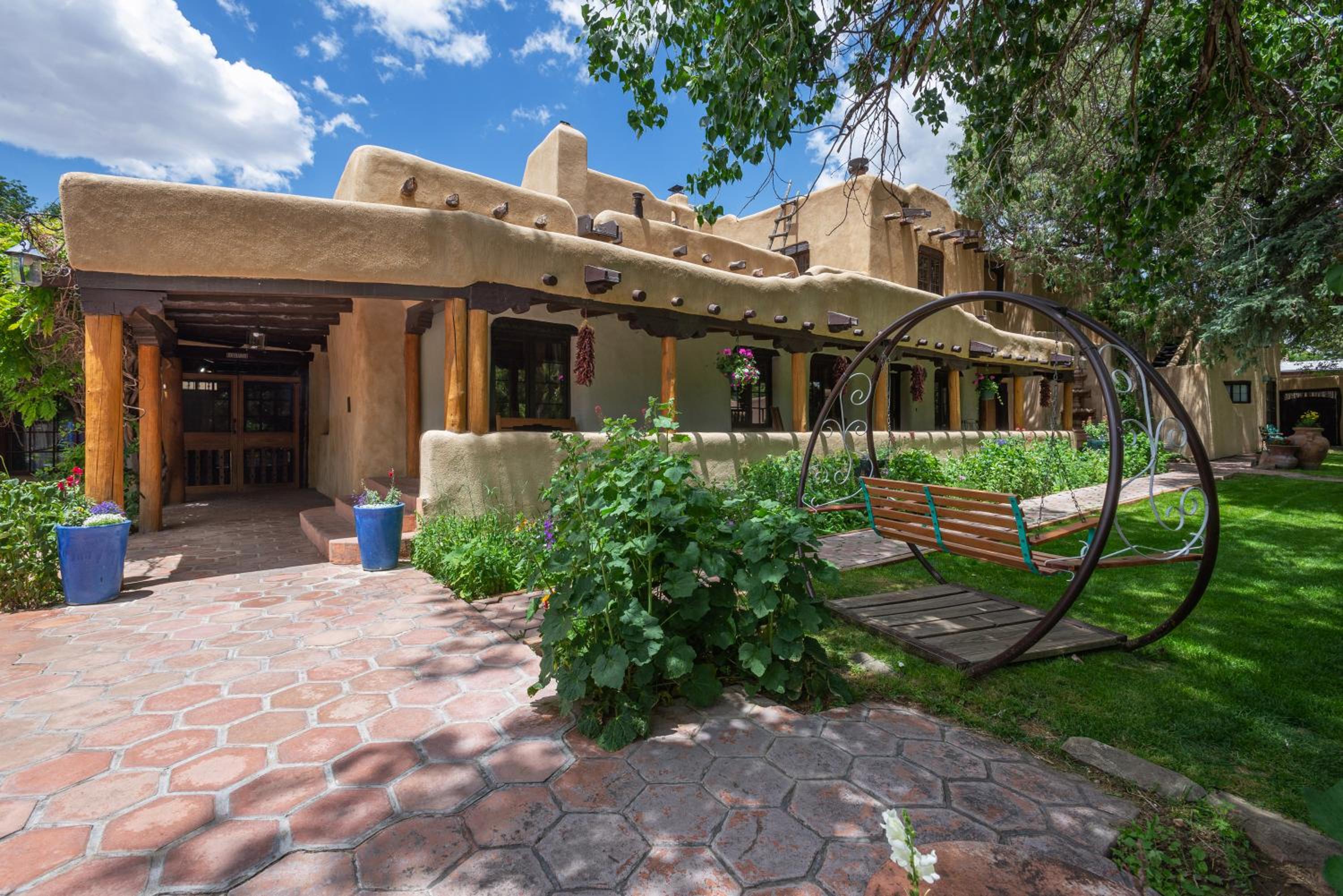 Inn on La Loma Plaza