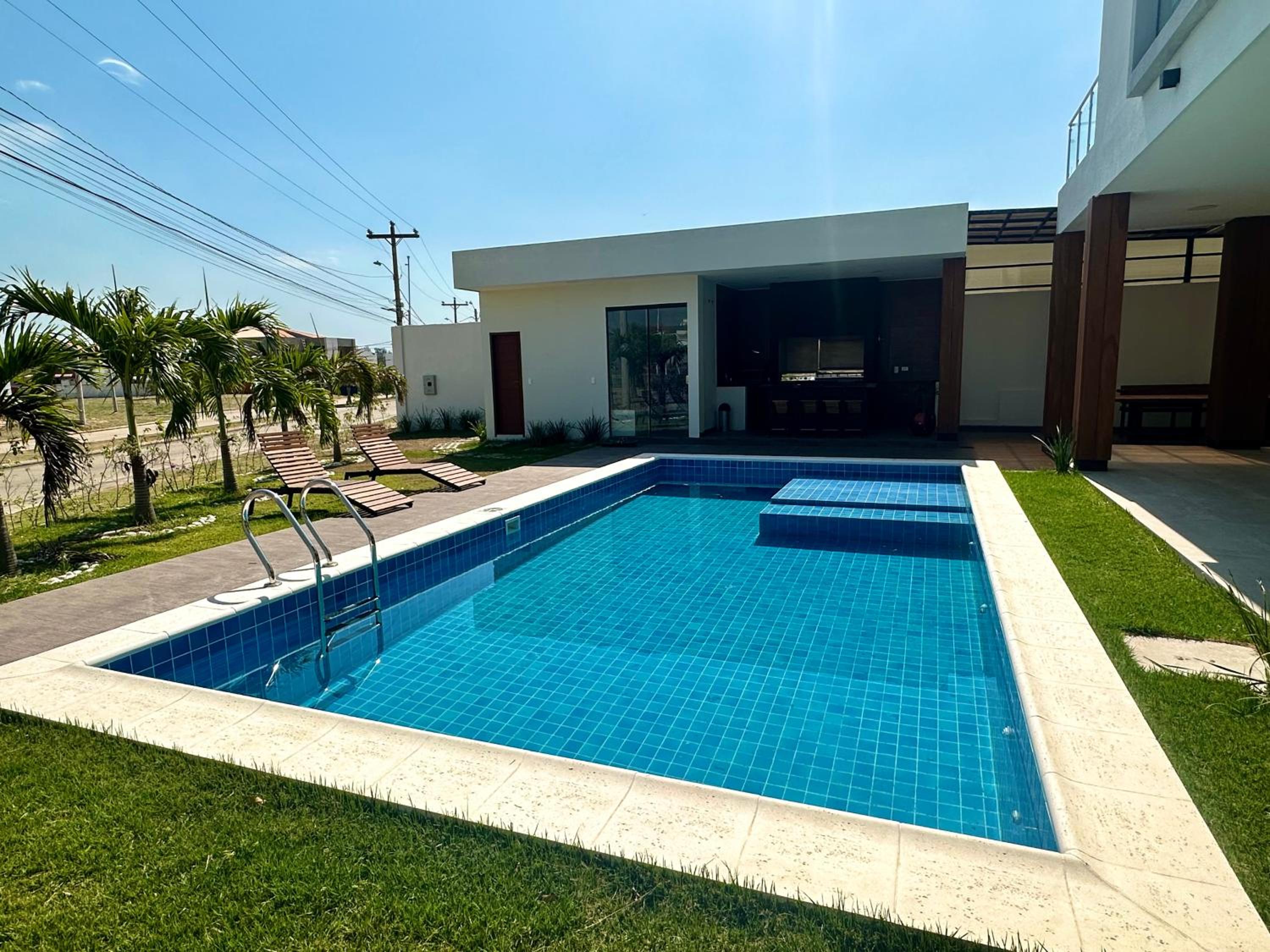 Urubo casa de dos pisos con sauna y piscina