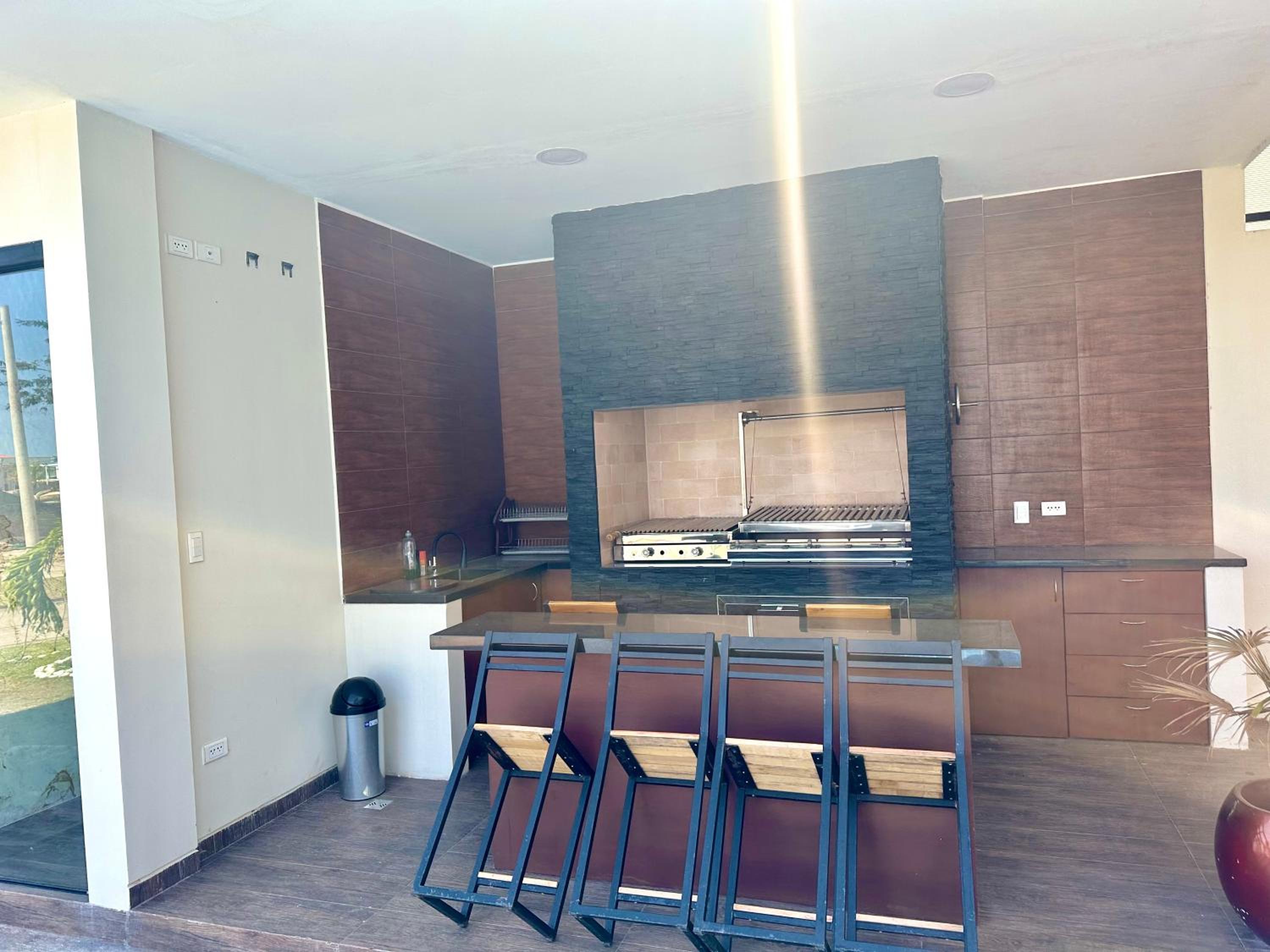 Urubo casa de dos pisos con sauna y piscina