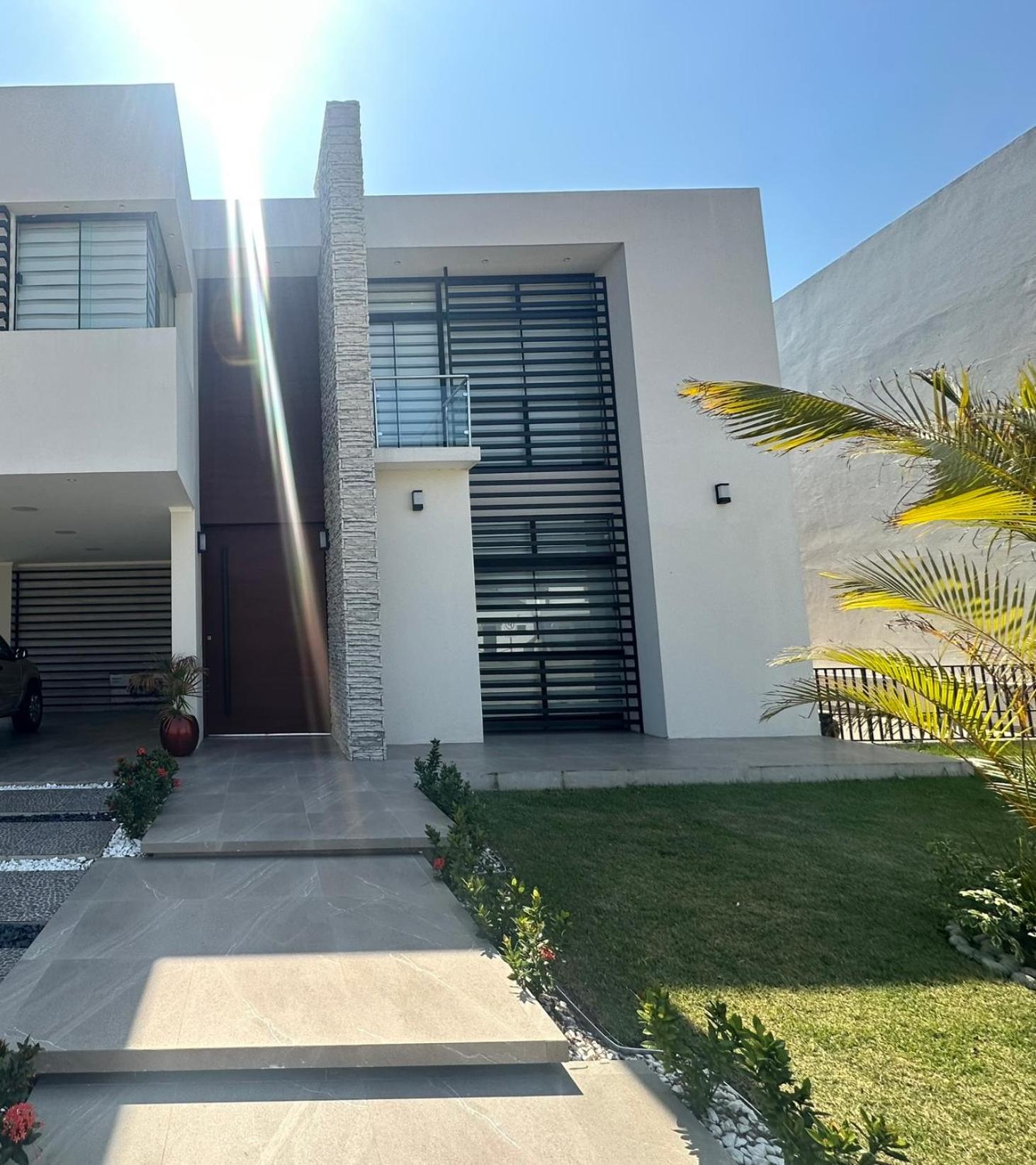 Urubo casa de dos pisos con sauna y piscina