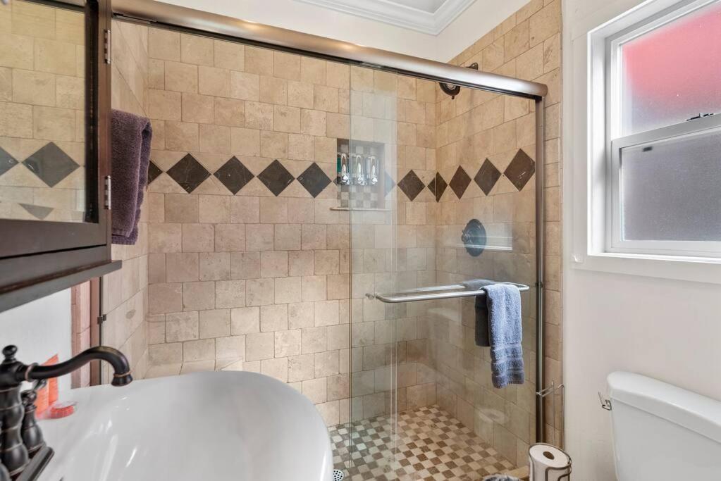 Hot Tub PRIME DWTN NAPA 3 bed 2 Bath view 3