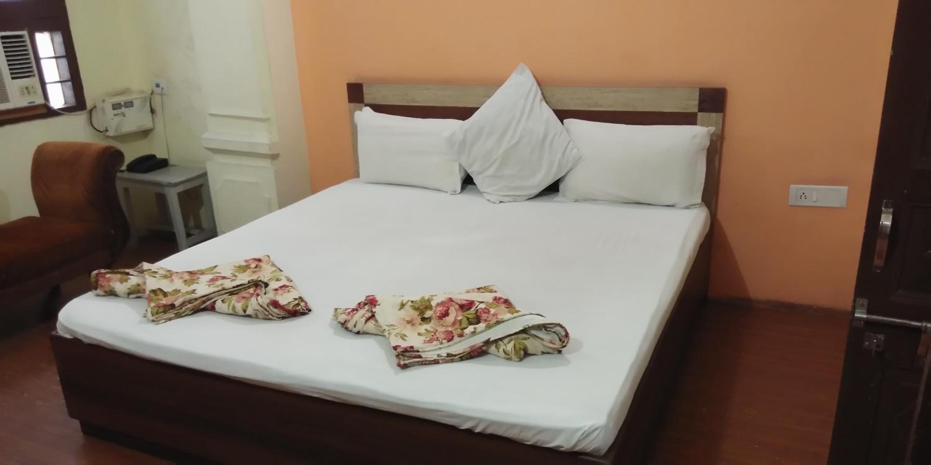 OSAHAN PARADISE HOMESTAY NEAR Golden temple and park view
