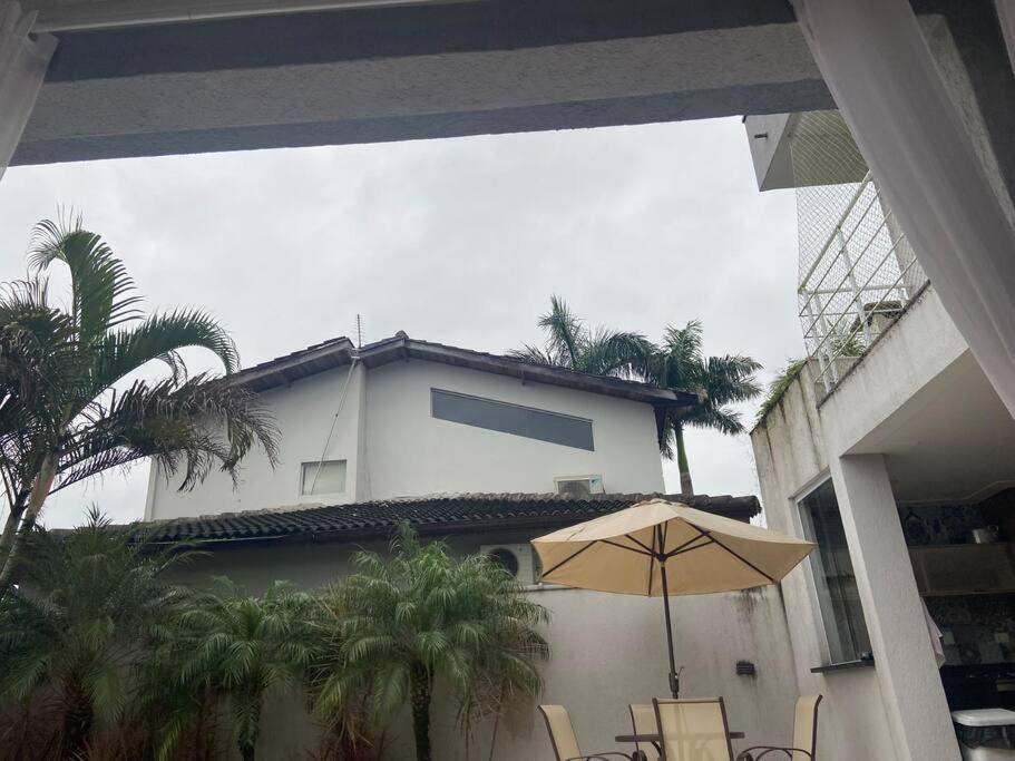 Sobrado moderno, piscina privativa, condomínio Morada da Praia!